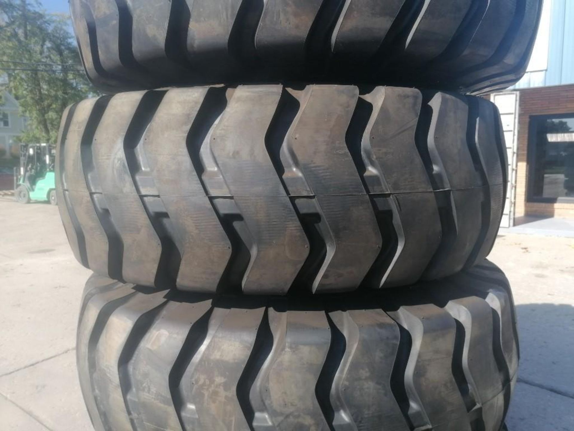 (4) 20.5-25 RT 2000 E3/L3 Tires, 12 Bolt Pattern with Rims. Located in Mt. Pleasant, IA. - Bild 5 aus 15