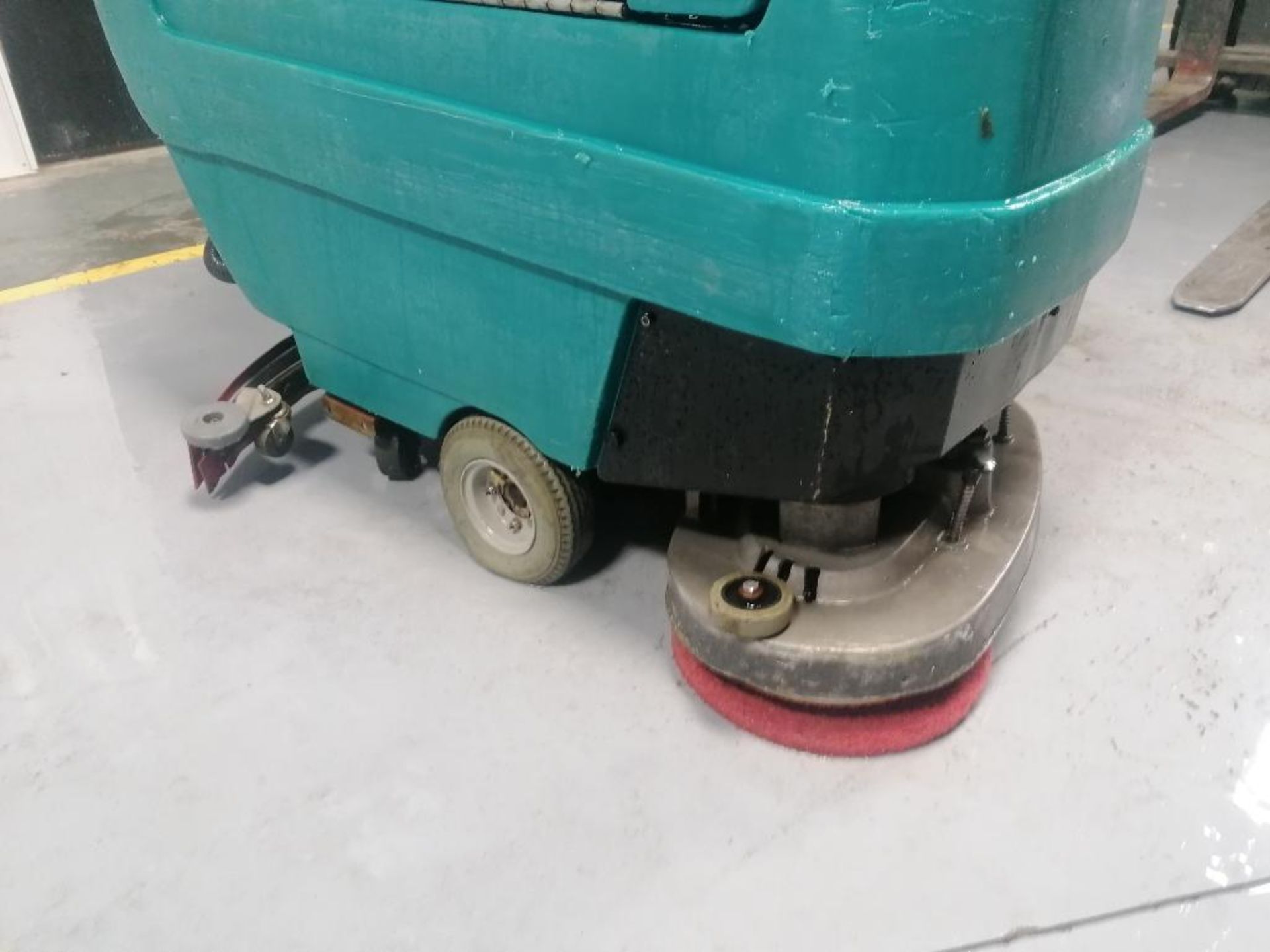 Tennant 5400 Floor Scrubber, Serial #540010229139 24 V, 21 Hours. Located in Mt. Pleasant, IA. - Image 10 of 19