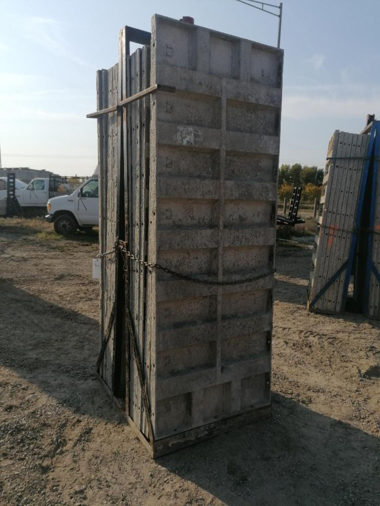 (16) 36" x 8' Smooth Aluminum Concrete Forms 6-12 Hole Pattern, Bell Basket included. Located in - Bild 3 aus 9