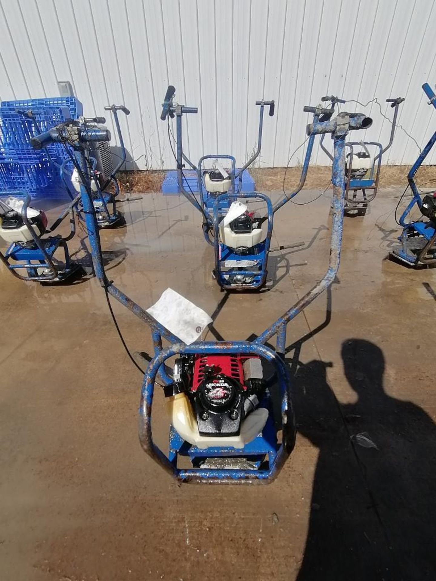 Shockwave Power Screed with Honda GX35 Motor. Serial #1145, 136.6 Hours. Located in Mt. Pleasant, - Image 2 of 4