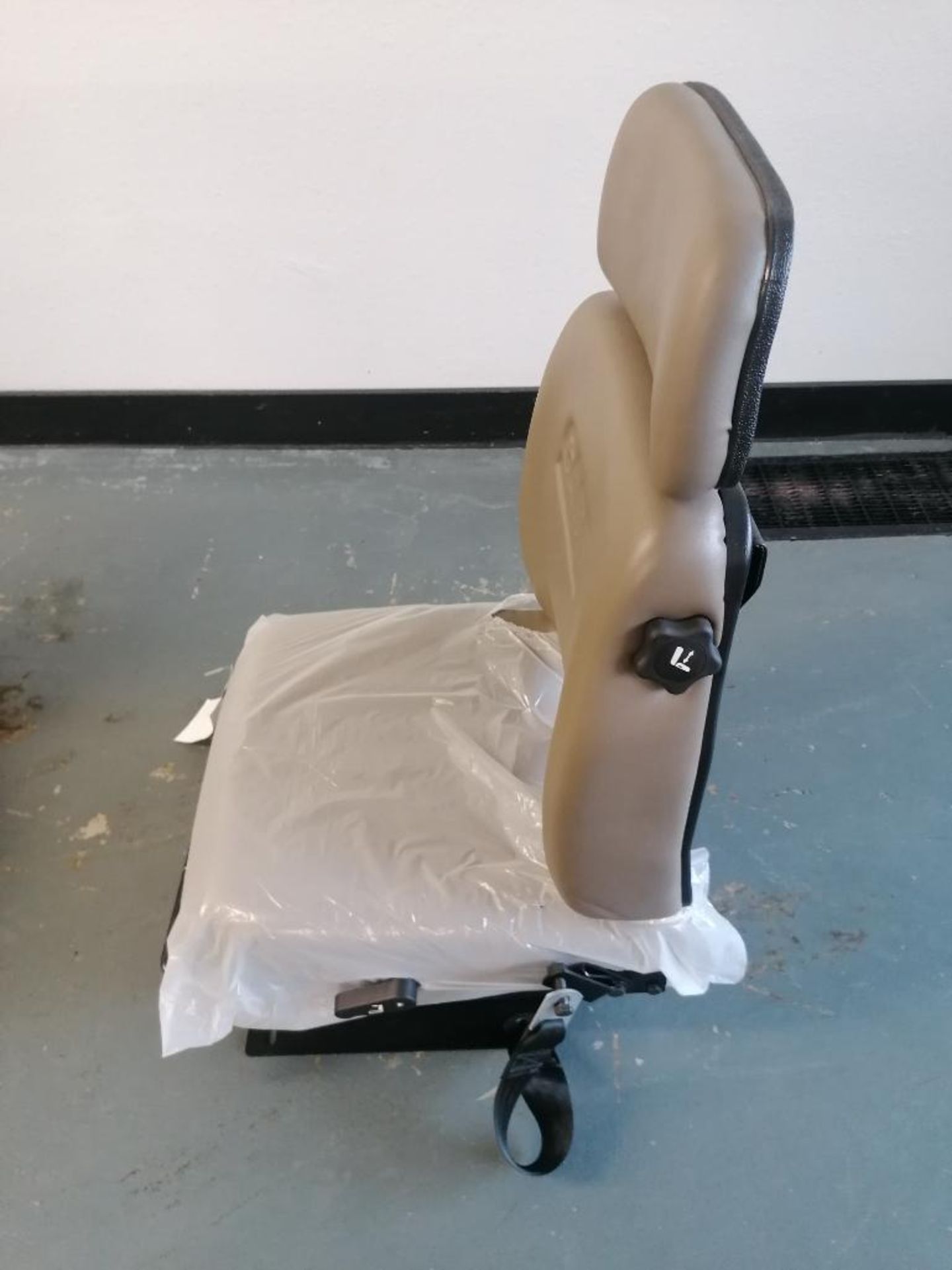 Case Air Suspension Dozer Seat. Located in Mt. Pleasant, IA. - Image 2 of 9
