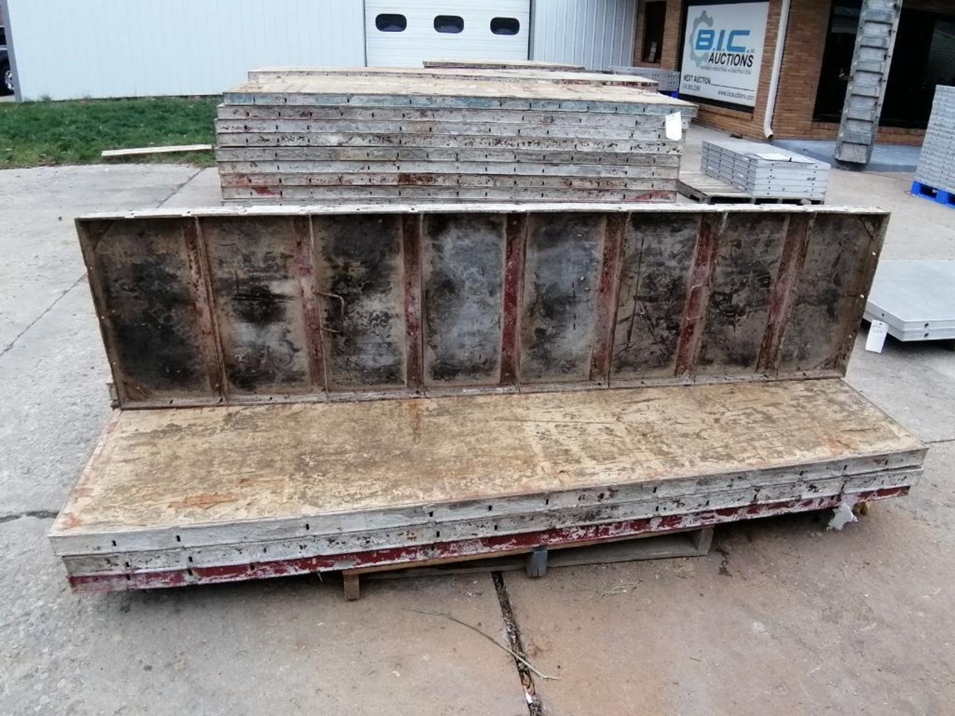 (8) 24" x 8' Ellis Steel Ply Forms. Located in Mt. Pleasant, IA - Image 5 of 5