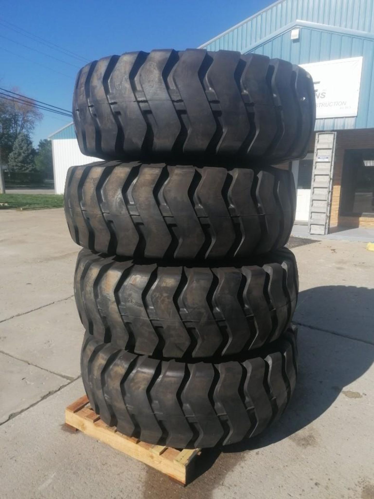 (4) 20.5-25 RT 2000 E3/L3 Tires, 12 Bolt Pattern with Rims. Located in Mt. Pleasant, IA. - Bild 2 aus 15