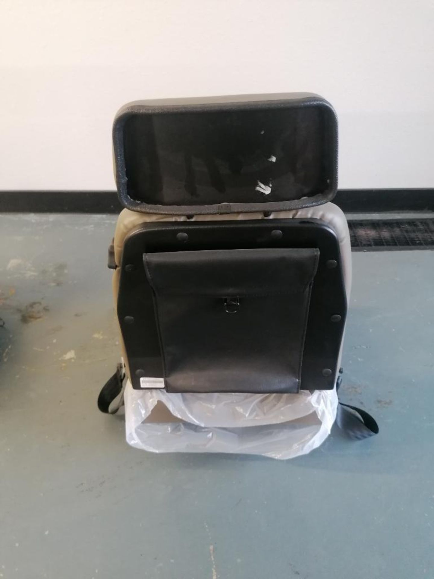 Case Air Suspension Dozer Seat. Located in Mt. Pleasant, IA. - Image 3 of 9