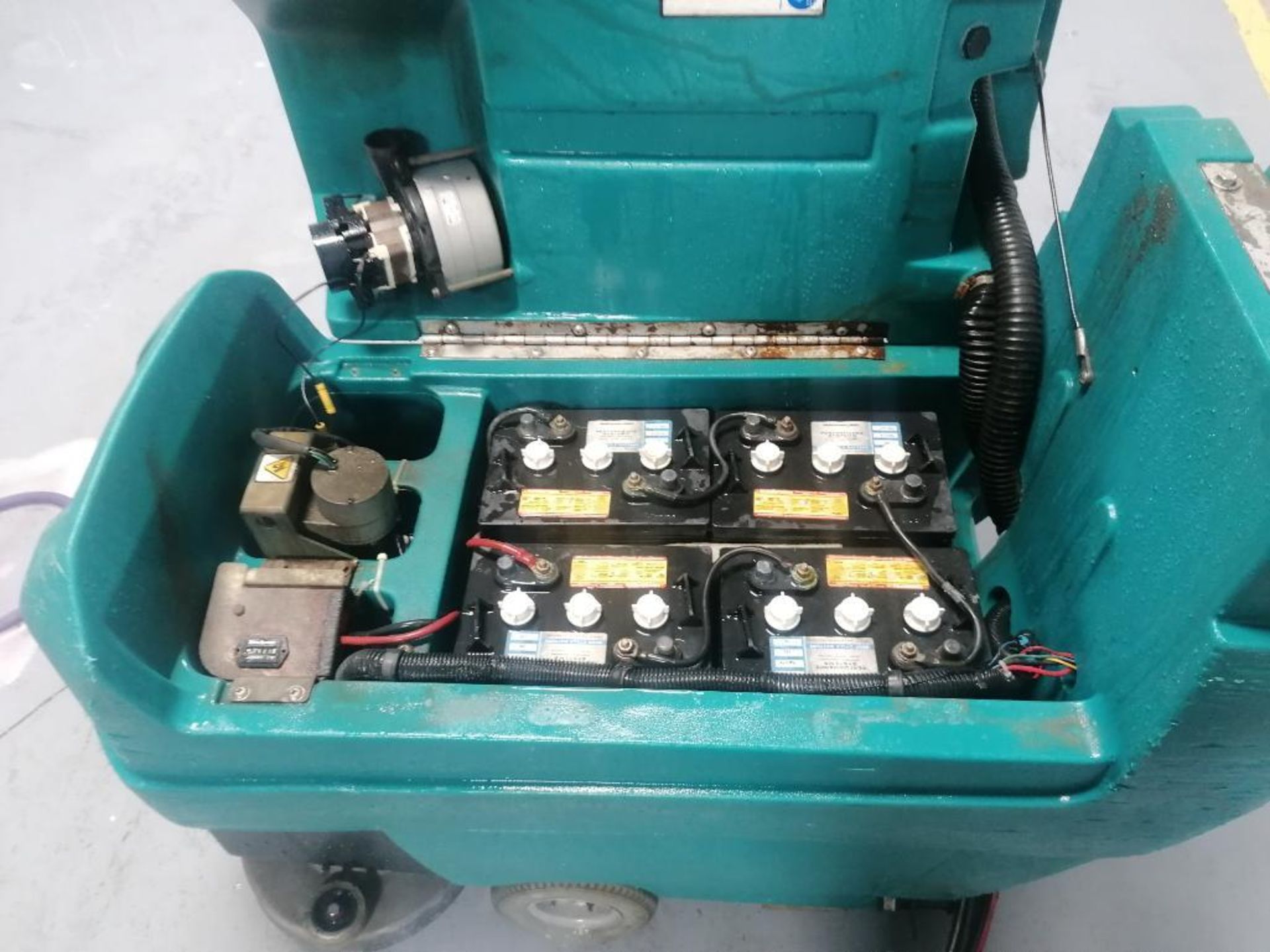 Tennant 5400 Floor Scrubber, Serial #540010229139 24 V, 21 Hours. Located in Mt. Pleasant, IA. - Image 5 of 19