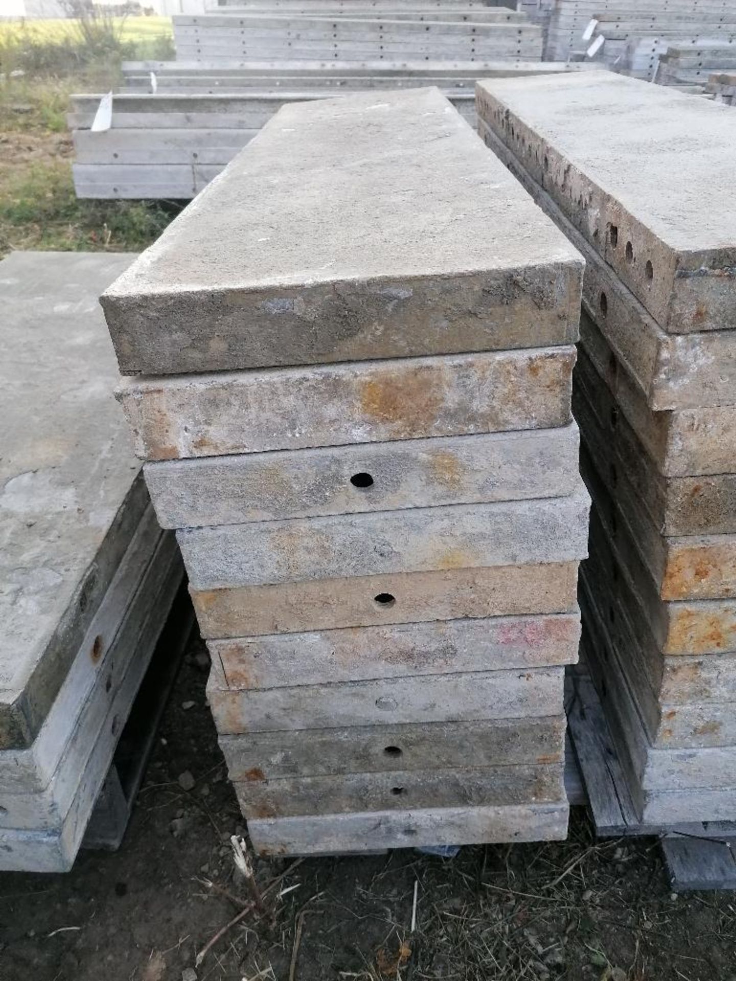 (10) 12" x 4' Tuf-N-Lite Smooth Aluminum Concrete Forms 6-12 Hole Pattern. Located in Ixonia, WI - Bild 2 aus 4