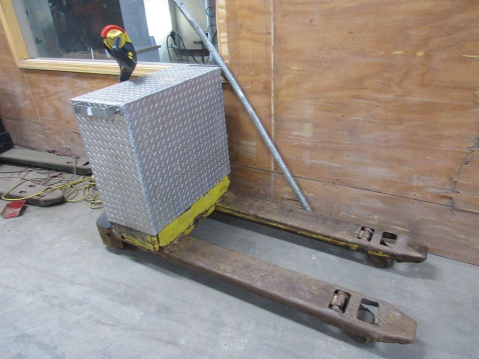 Lot of (3) Electric Pallet Jacks, 24 volts (not in service) (Required Loading Fee $150.00 Norm - Image 4 of 5