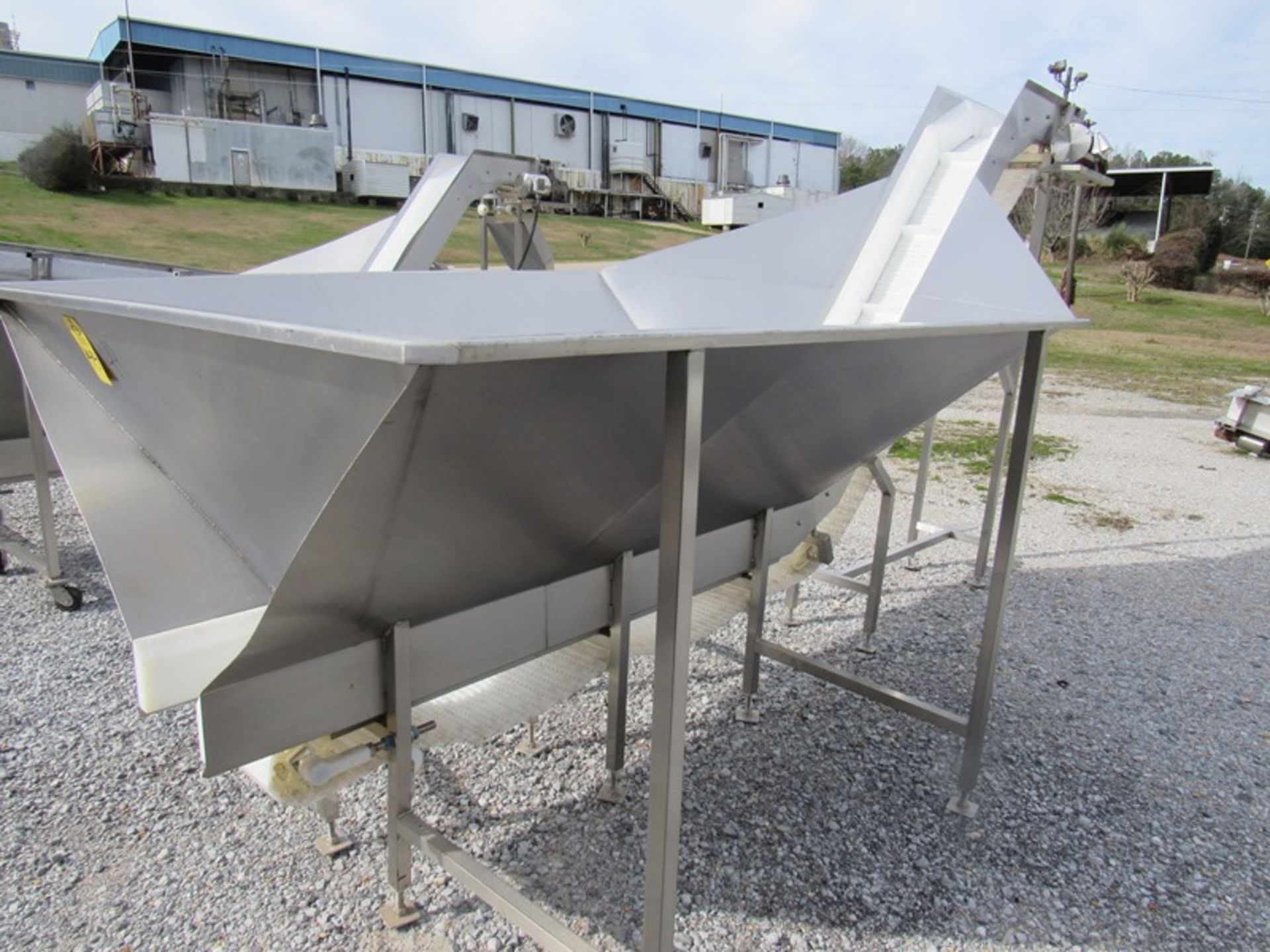 Stainless Steel Trough with incline conveyor, 6' W X 15' L X 4' D, 12" W X 13' L flighted belt, 2" H - Image 2 of 4
