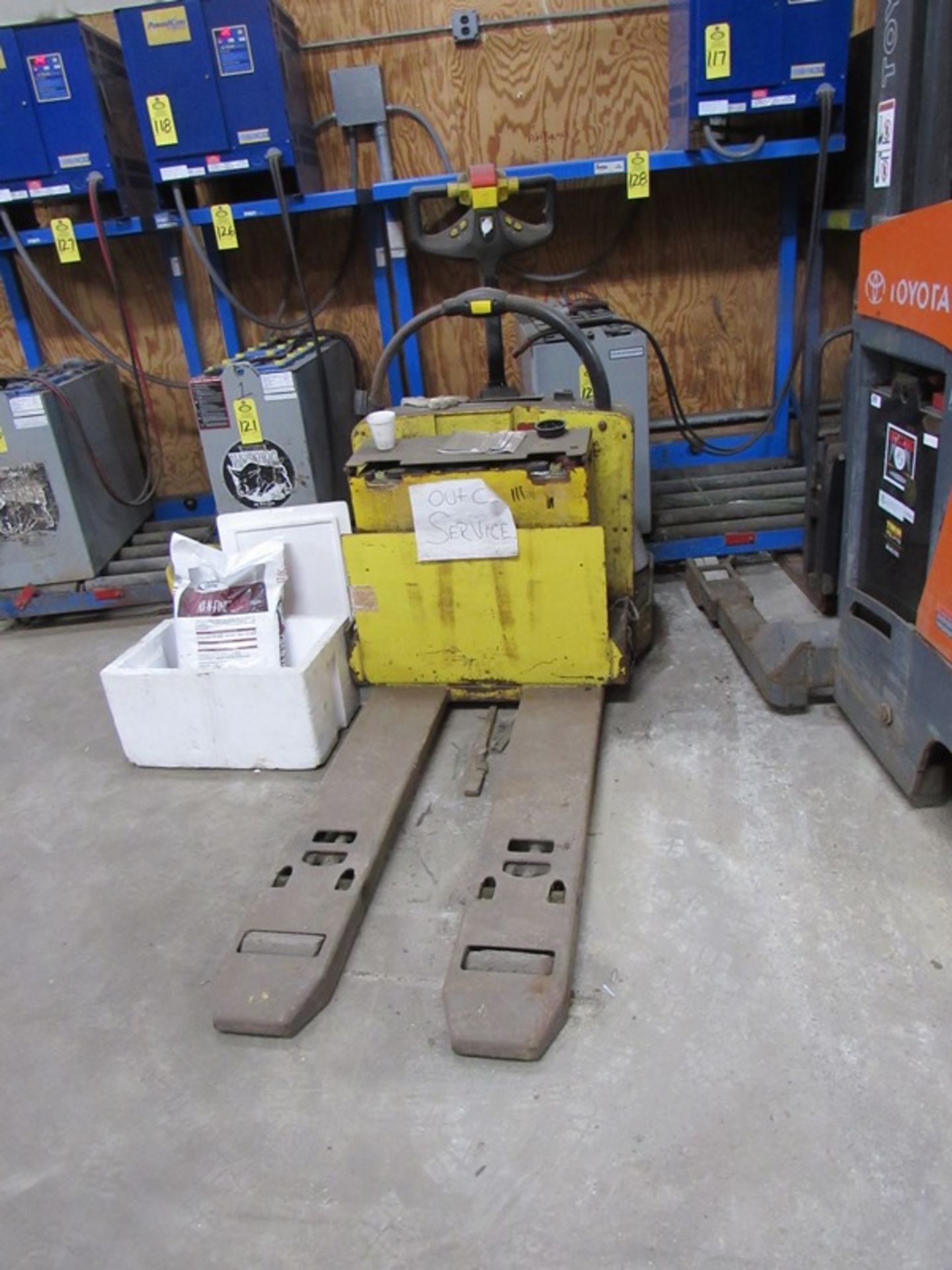 Lot of (3) Electric Pallet Jacks, 24 volts (not in service) (Required Loading Fee $150.00 Norm - Image 2 of 5