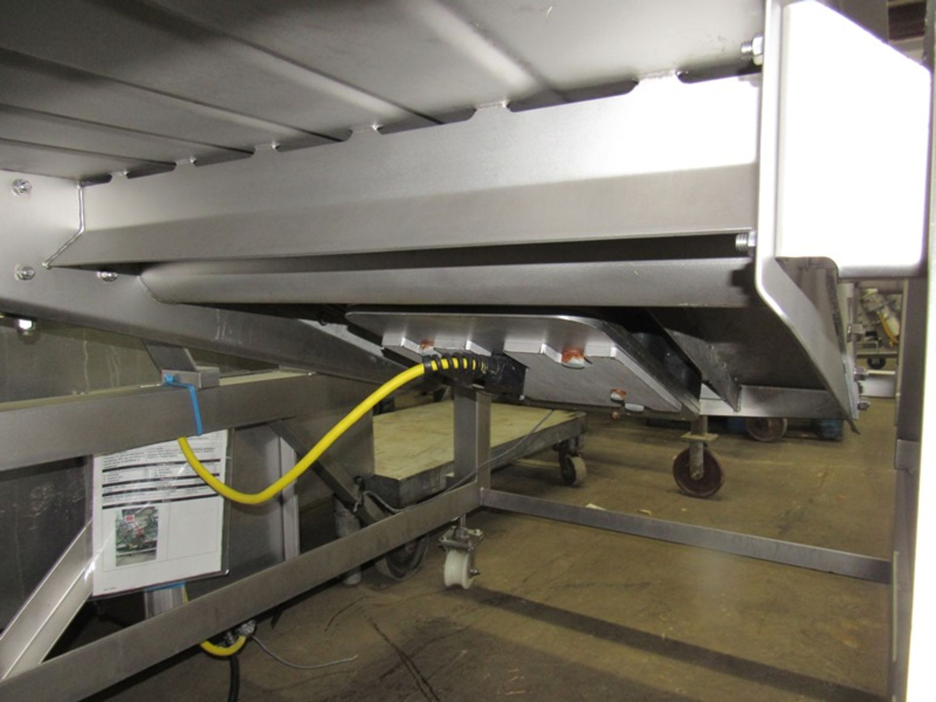 JBT Vibratory Conveyor, 31" W X 6' L on wheels - Image 4 of 4