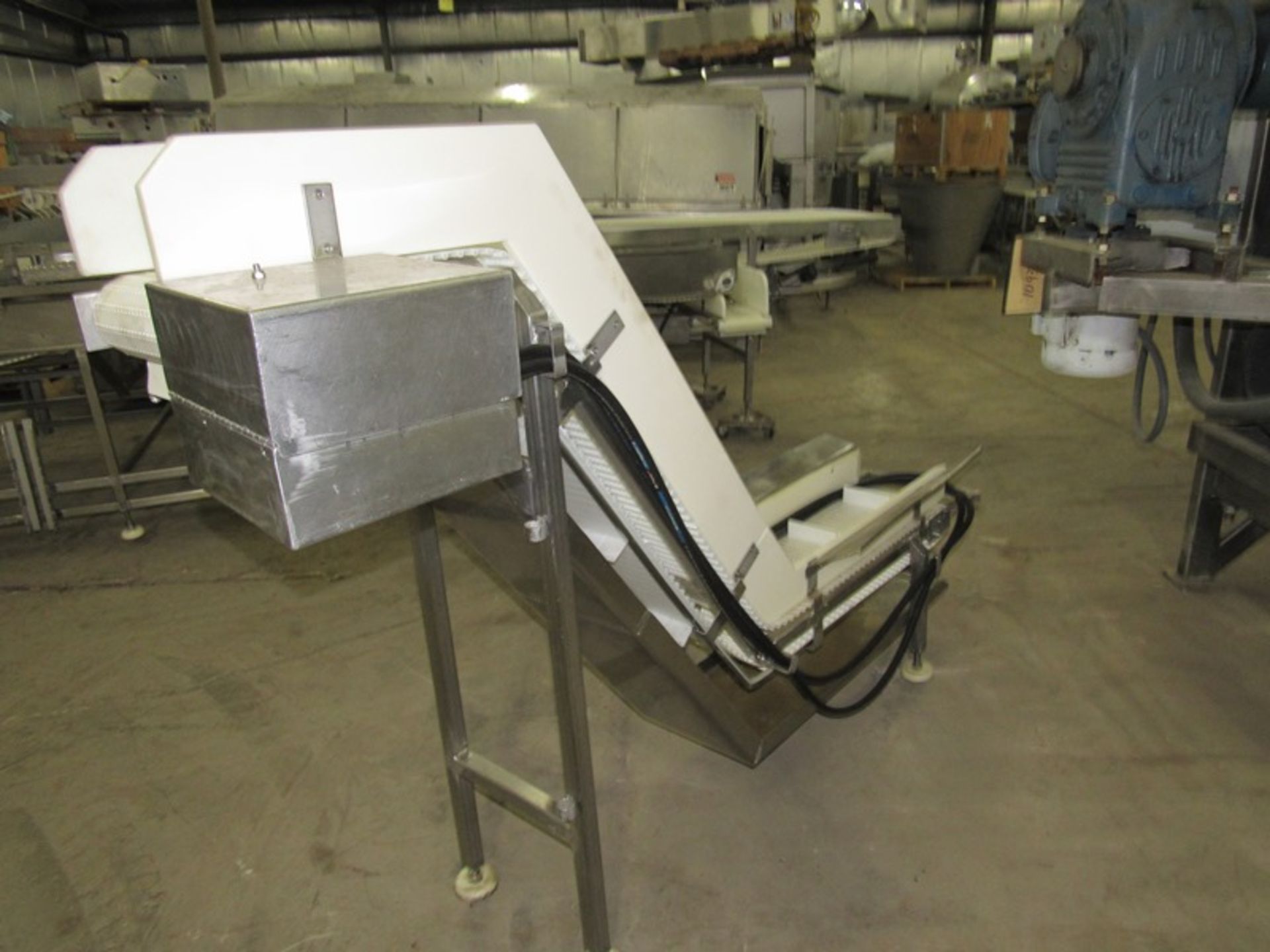 Stainless Steel Incline Conveyor, 12" W X 7' L flighted belt, 2" H flights, 12" spacing, 19" infeed, - Image 3 of 5