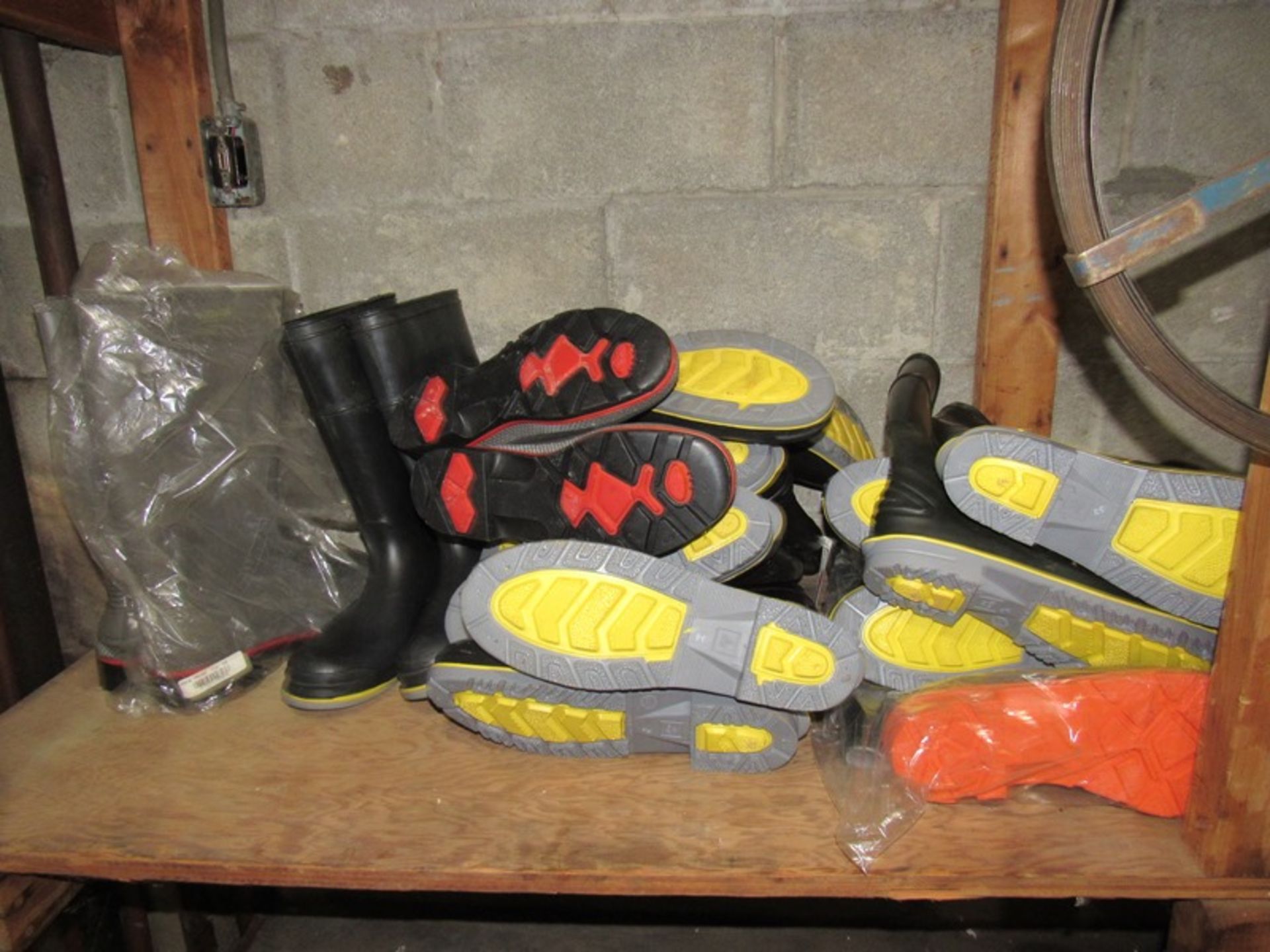 Lot Rubber Boot Wash, Rubber Anti-Fatigue Mats, Rubber Boots, (5) size 12, (3) size 11, (1) size - Image 3 of 4
