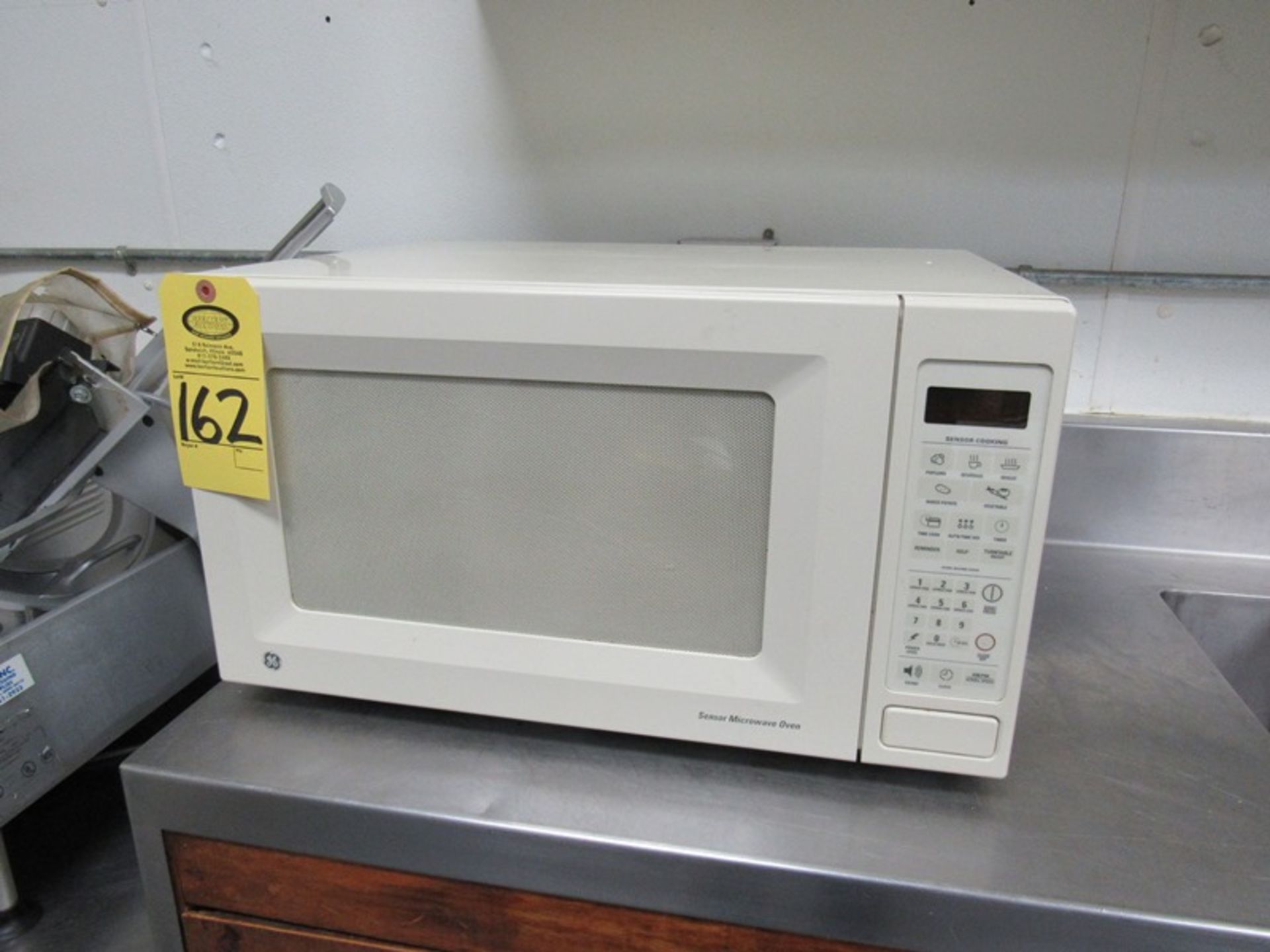 G.E. Mdl. JES1851AB001 Microwave Oven (Required Loading Fee $5.00 - Small Items Will Be Loaded