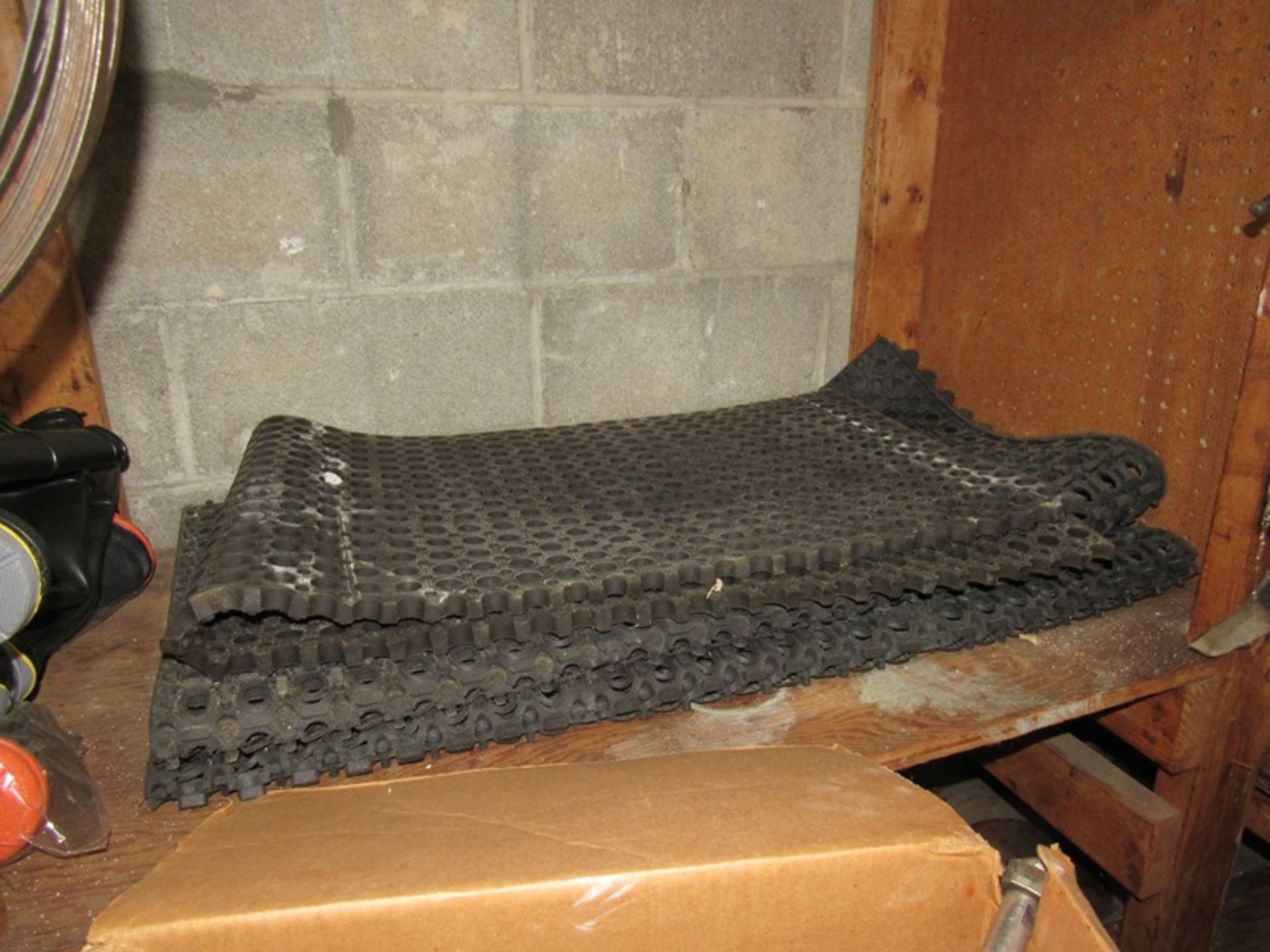 Lot Rubber Boot Wash, Rubber Anti-Fatigue Mats, Rubber Boots, (5) size 12, (3) size 11, (1) size - Image 2 of 4