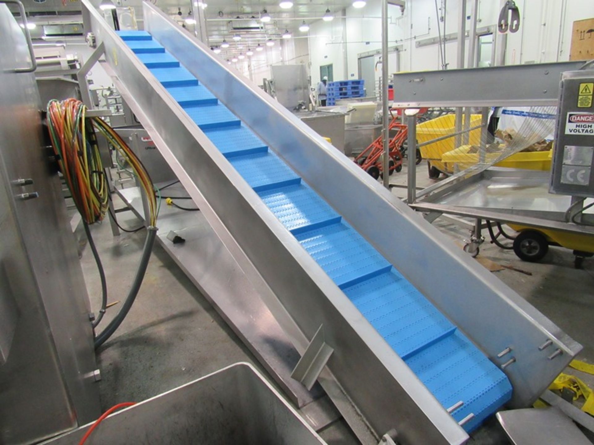 Stainless Steel Frozen Block Conveyor, 24" W X 17' L plastic flighted belt, 2" high flights spaced - Image 2 of 2