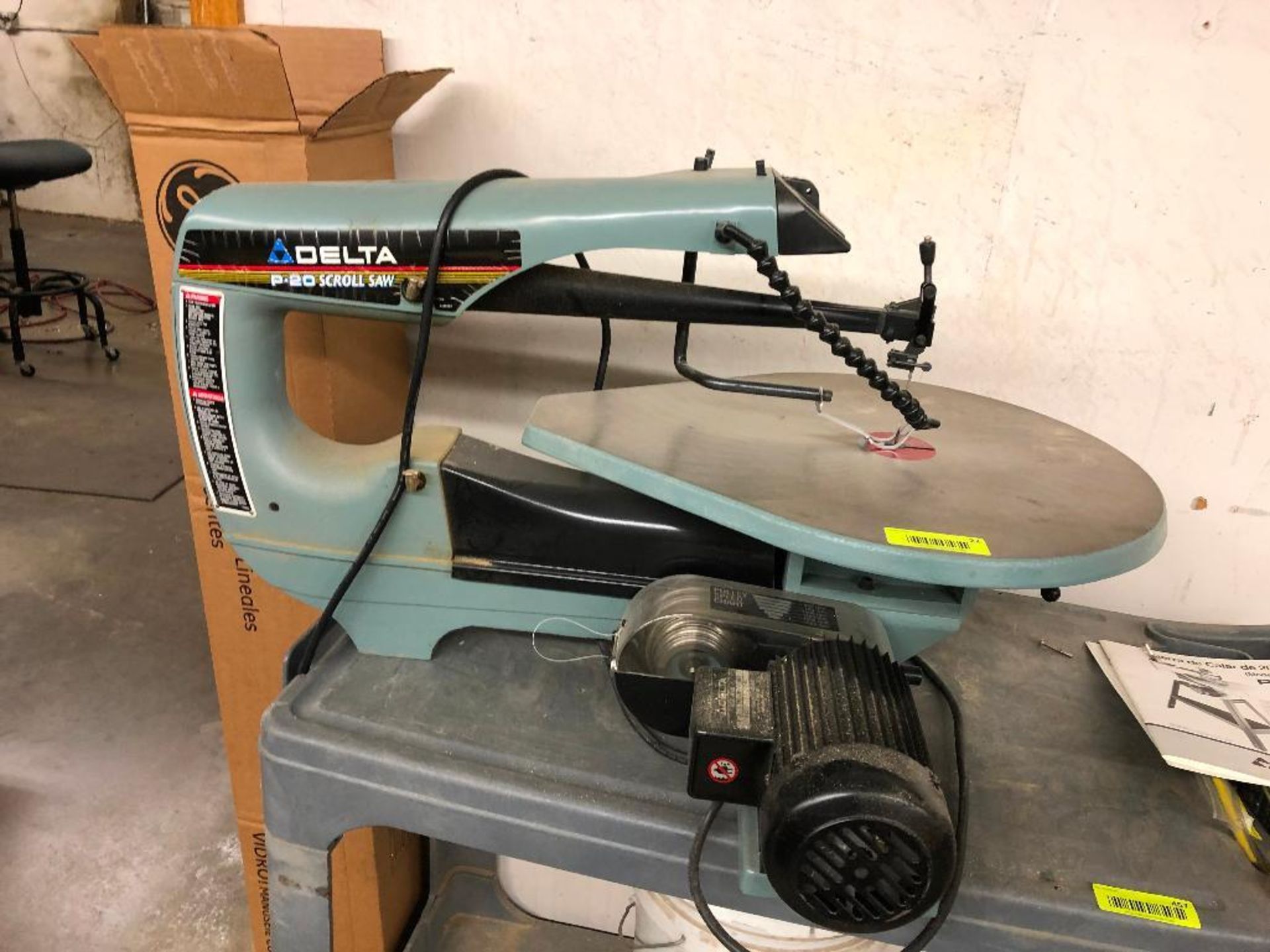 DESCRIPTION DELTA 20 INCH VARIABLE SPEED SCROLL SAW BRAND/MODEL DELTA 40-695 LOCATION TOOL ROOM QUAN