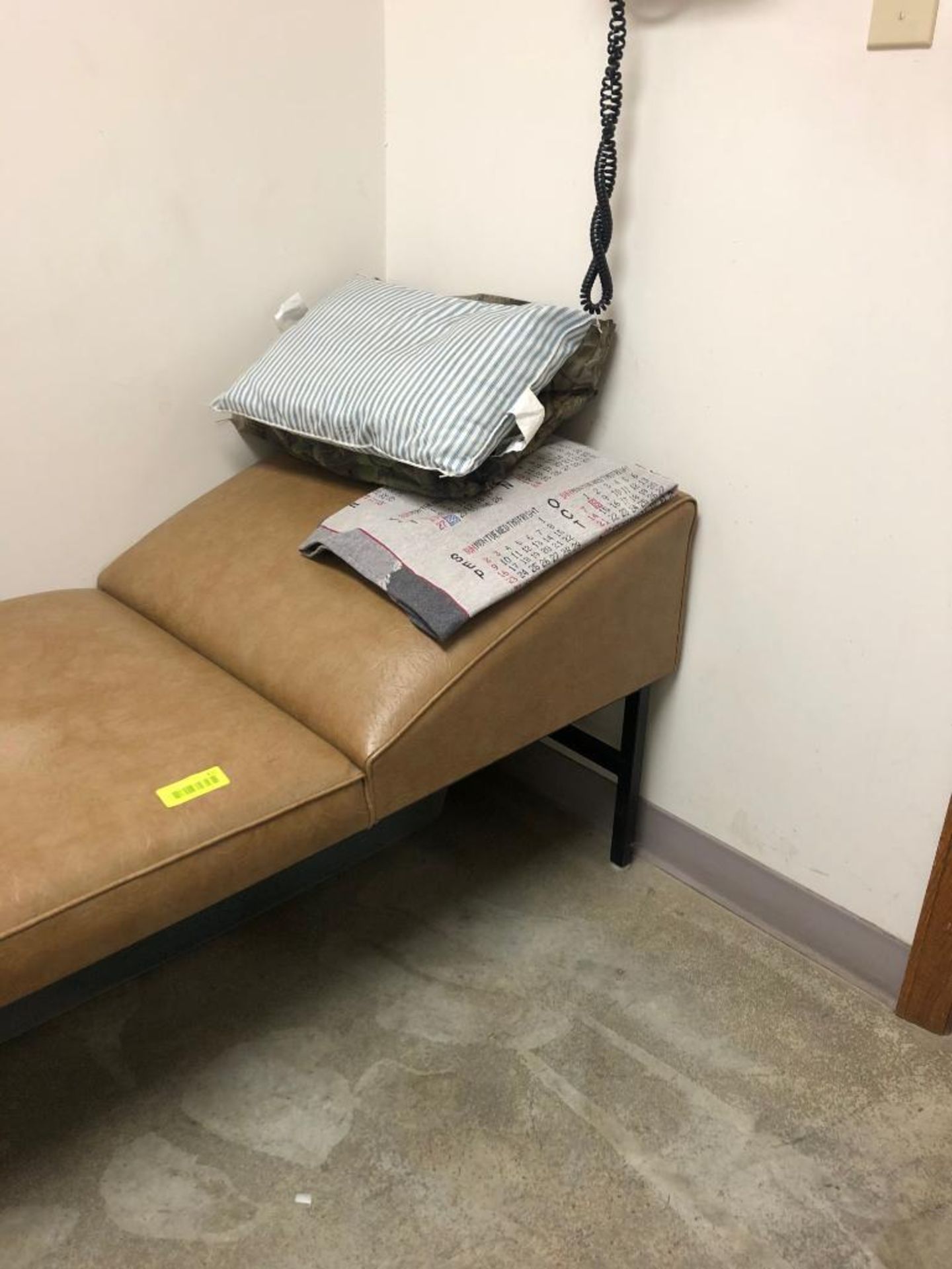 DESCRIPTION FIRST AID COUCH SIZE 73 IN LENGTH LOCATION FIRST AID ROOM QUANTITY 1 - Image 2 of 5