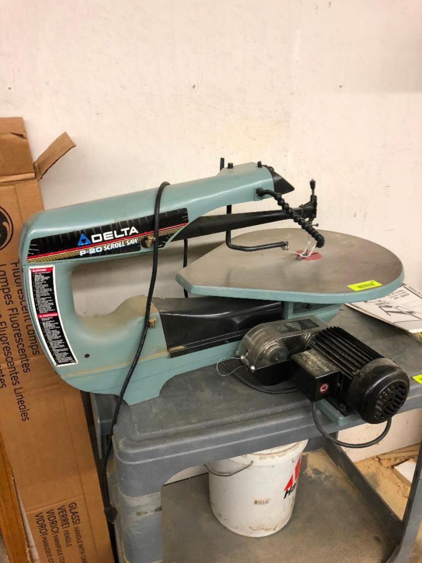 DESCRIPTION DELTA 20 INCH VARIABLE SPEED SCROLL SAW BRAND/MODEL DELTA 40-695 LOCATION TOOL ROOM QUAN - Image 3 of 4