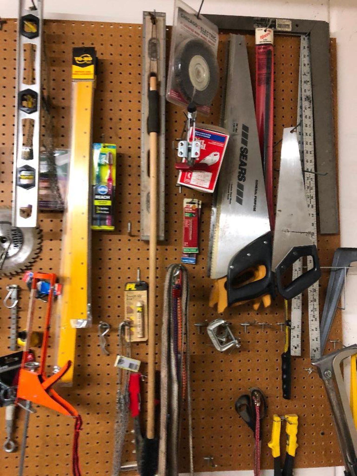 DESCRIPTION CONTENTS OF PEGBOARD (ASSORTED TOOLS AS SHOWN) LOCATION TOOL ROOM: RIGHT SIDE ROOM THIS - Image 2 of 4