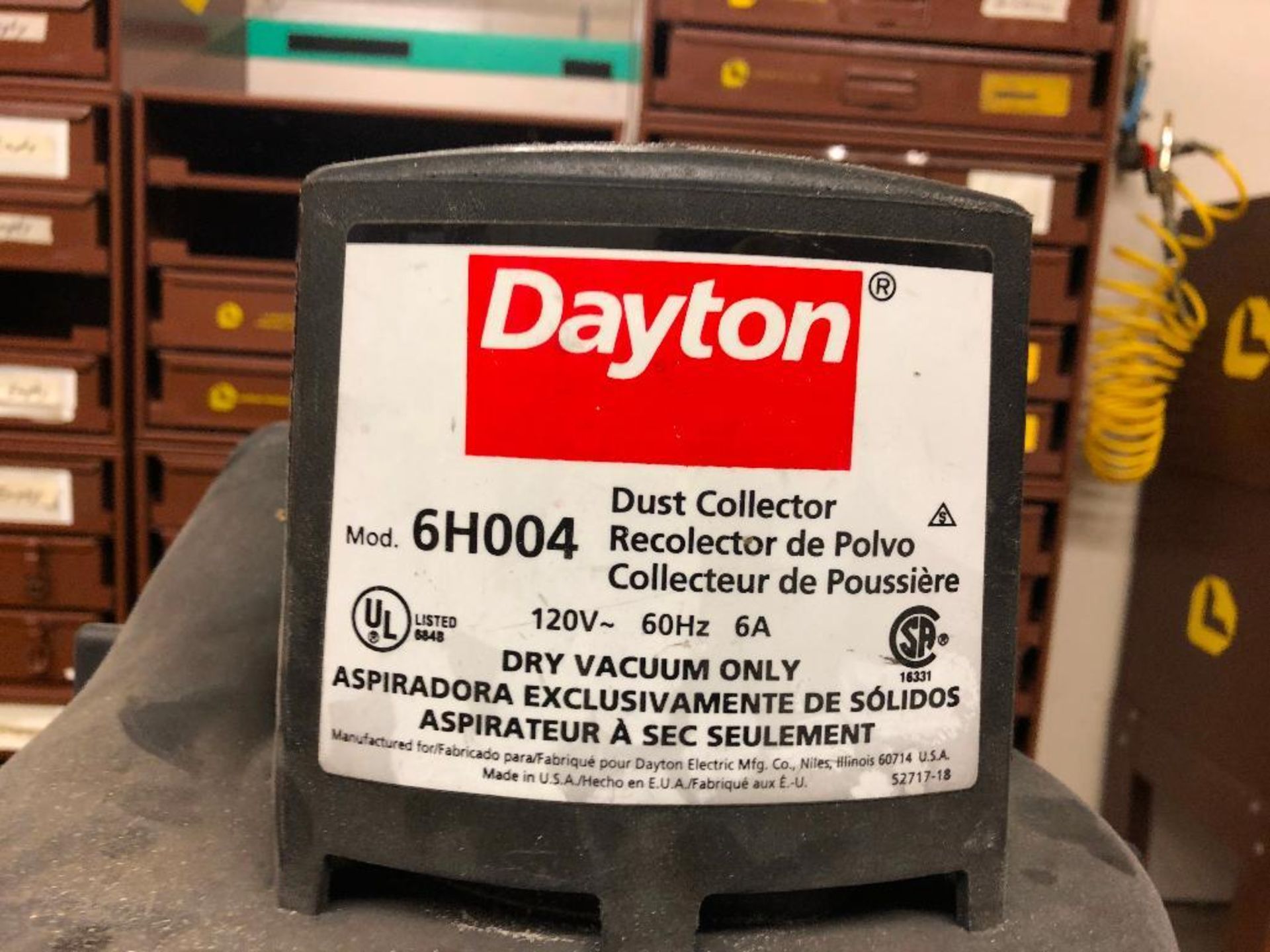 DESCRIPTION DAYTON 25 GALLON DUST COLLECTOR BRAND/MODEL DAYTON LOCATION TOOL ROOM: RIGHT SIDE ROOM Q - Image 2 of 2