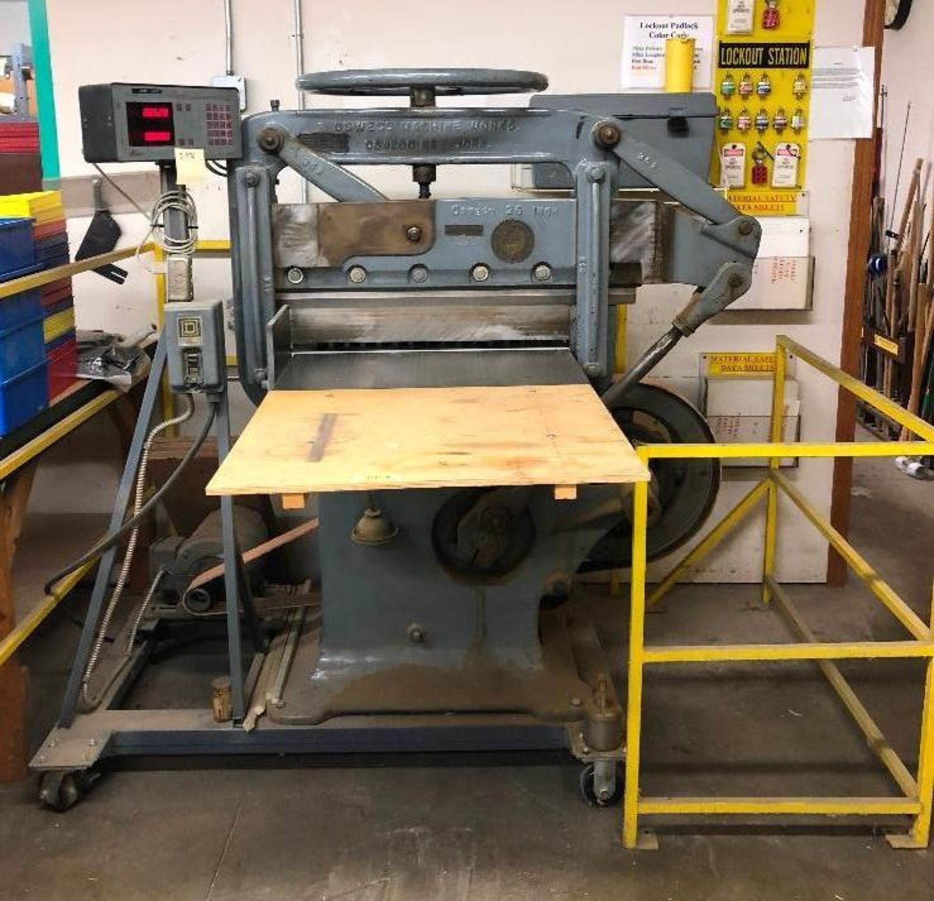 DESCRIPTION OSWEGO 26 INCH PAPER CUTTER BRAND/MODEL OSWEGO MACHINE WORKS ADDITIONAL INFORMATION ON C - Image 2 of 14