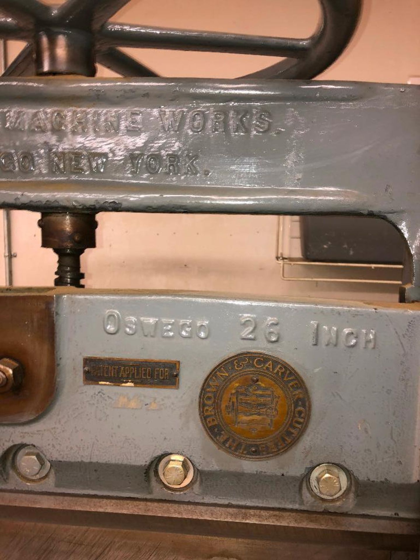 DESCRIPTION OSWEGO 26 INCH PAPER CUTTER BRAND/MODEL OSWEGO MACHINE WORKS ADDITIONAL INFORMATION ON C - Image 14 of 14