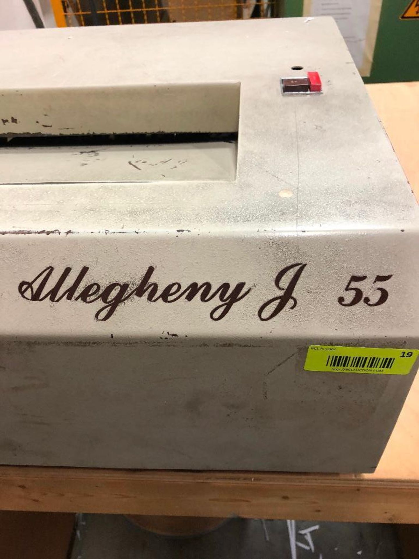 DESCRIPTION ALLEGHENY J-55 INDUSTRIAL PAPER SHREDDER W/ WOODEN STAND ON CASTERS BRAND/MODEL ALLEGHEN - Image 3 of 5