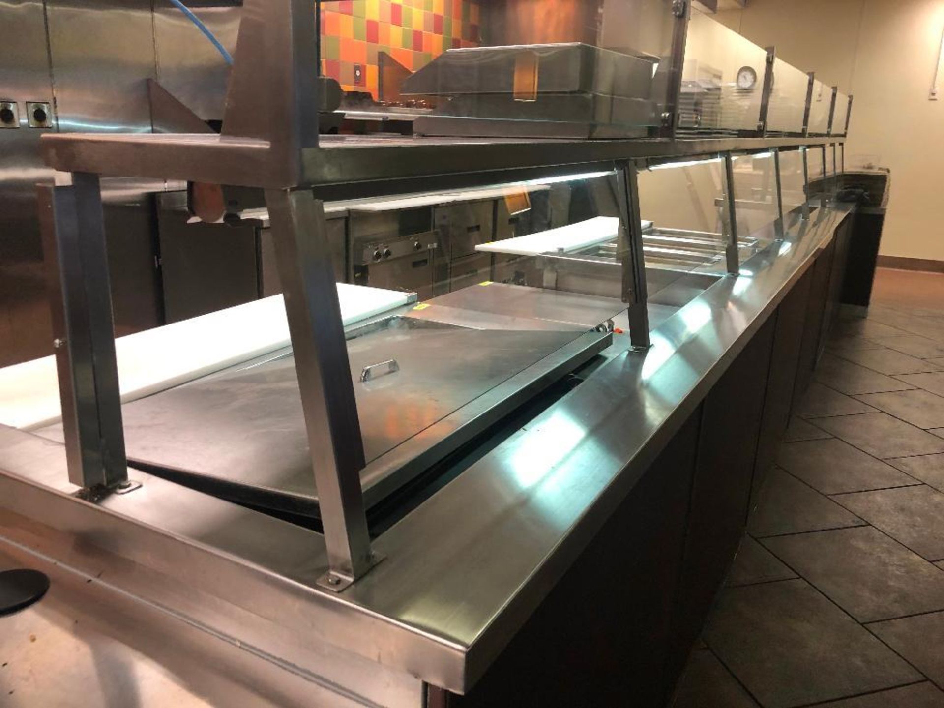 DESCRIPTION: 24' STAINLESS BUFFET COUNTER / SNEEZE GUARD. SHUTTLE CHARGE BCL CANNOT SHUTTLE THIS ITE - Image 3 of 8