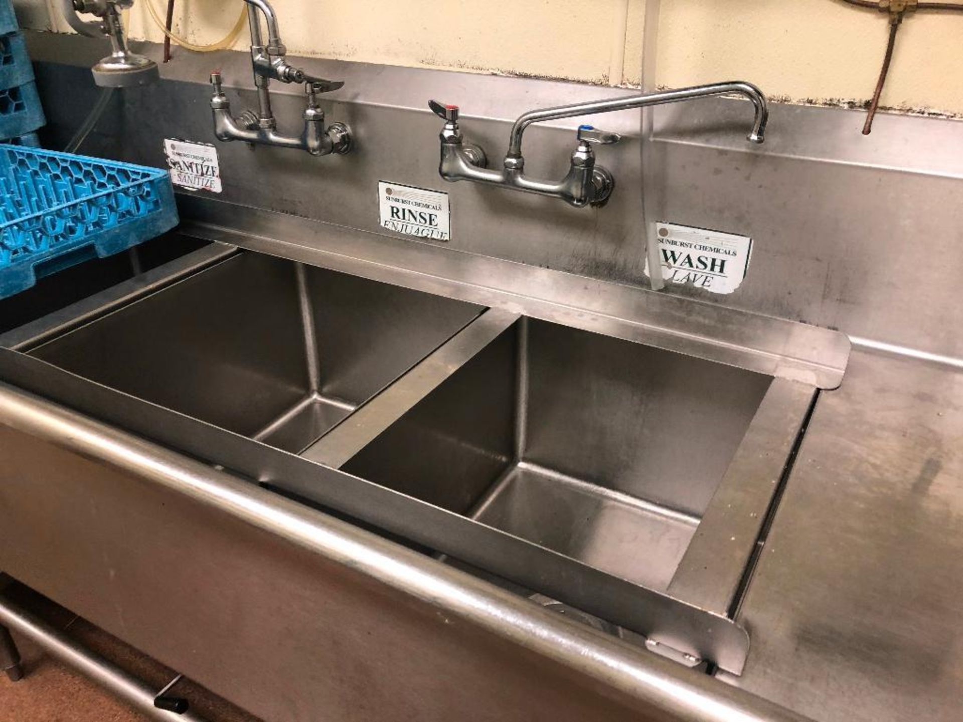 DESCRIPTION: 10' X 31" THREE WELL LEFT SIDE STAINLESS POT SINK W/ SPRAY SINK. ADDITIONAL INFORMATION - Image 4 of 7