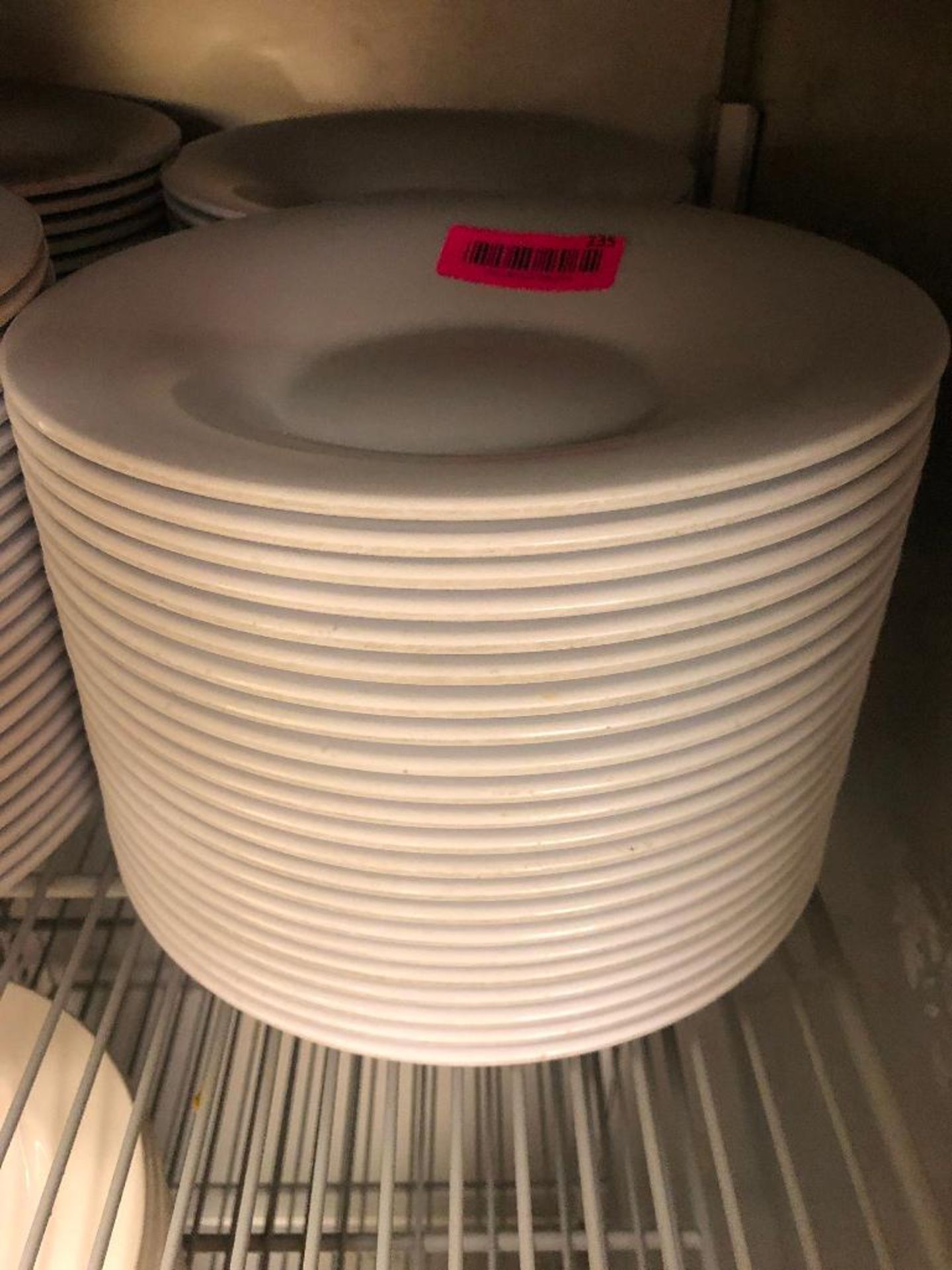 DESCRIPTION: (48) 10.5" PLASTIC PLATES. SIZE: 10.5" LOCATION: KITCHEN THIS LOT IS: SOLD BY THE PIECE - Image 2 of 3