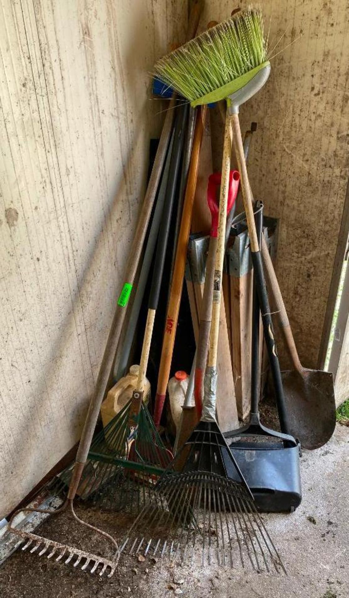 DESCRIPTION ASSORTED LAWN TOOLS AS SHOWN LOCATION BACKYARD THIS LOT IS ONE MONEY QUANTITY: X BID 1