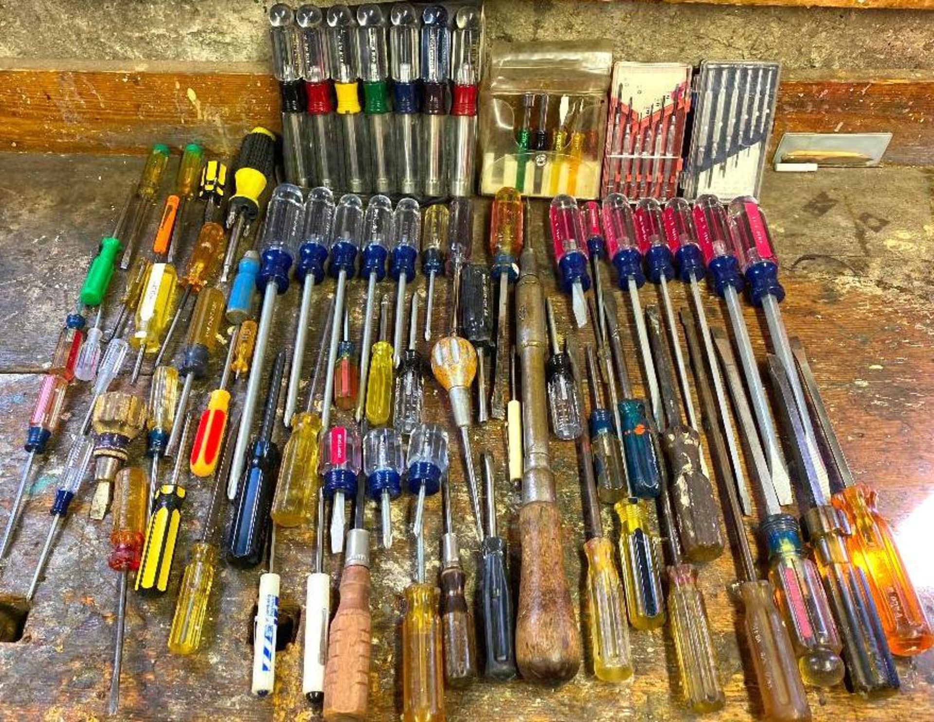 DESCRIPTION LARGE ASSORTMENT OF SCREWDRIVERS LOCATION BASEMENT THIS LOT IS ONE MONEY QUANTITY 1