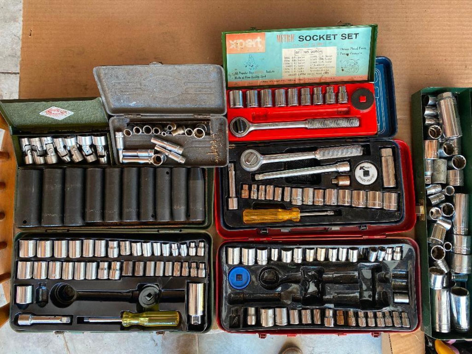 DESCRIPTION ASSORTED RATCHET SETS LOCATION GARAGE #1 THIS LOT IS ONE MONEY QUANTITY 1 - Image 3 of 6