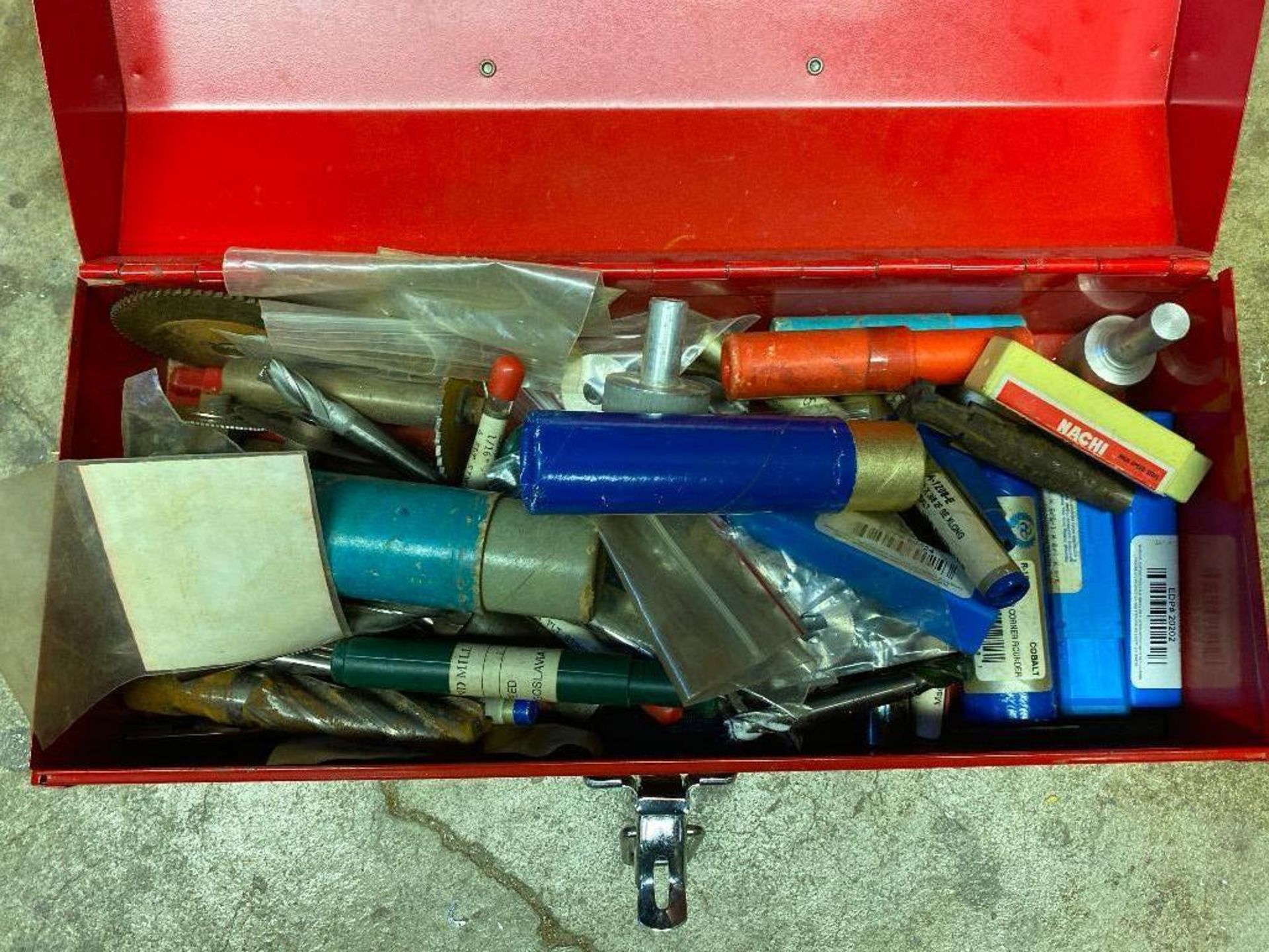 DESCRIPTION METAL TOOL BOX W/ ASSORTED TAP AND DIE LOCATION BASEMENT THIS LOT IS ONE MONEY QUANTITY - Image 2 of 3