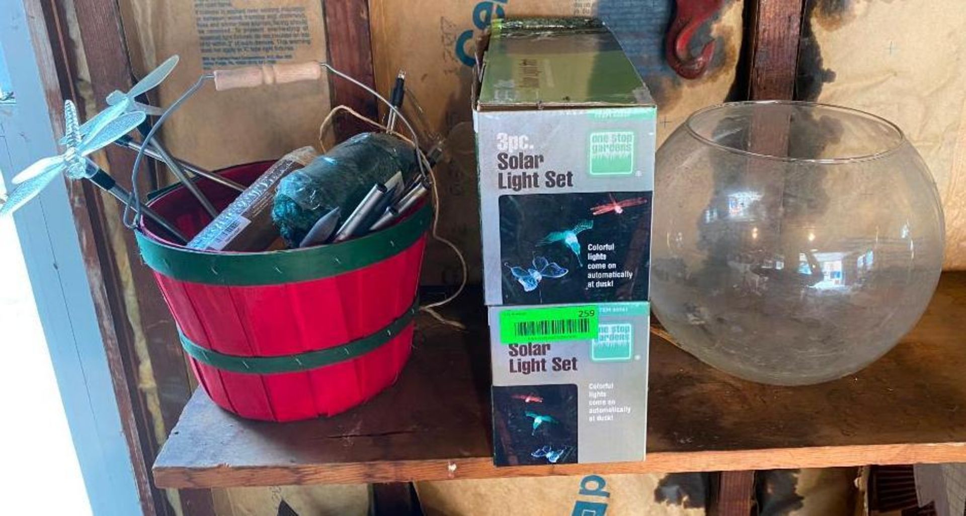 DESCRIPTION FISH BOWL, LIGHT SET, AND ASSORTED TWINE LOCATION GARAGE THIS LOT IS ONE MONEY QUANTITY: