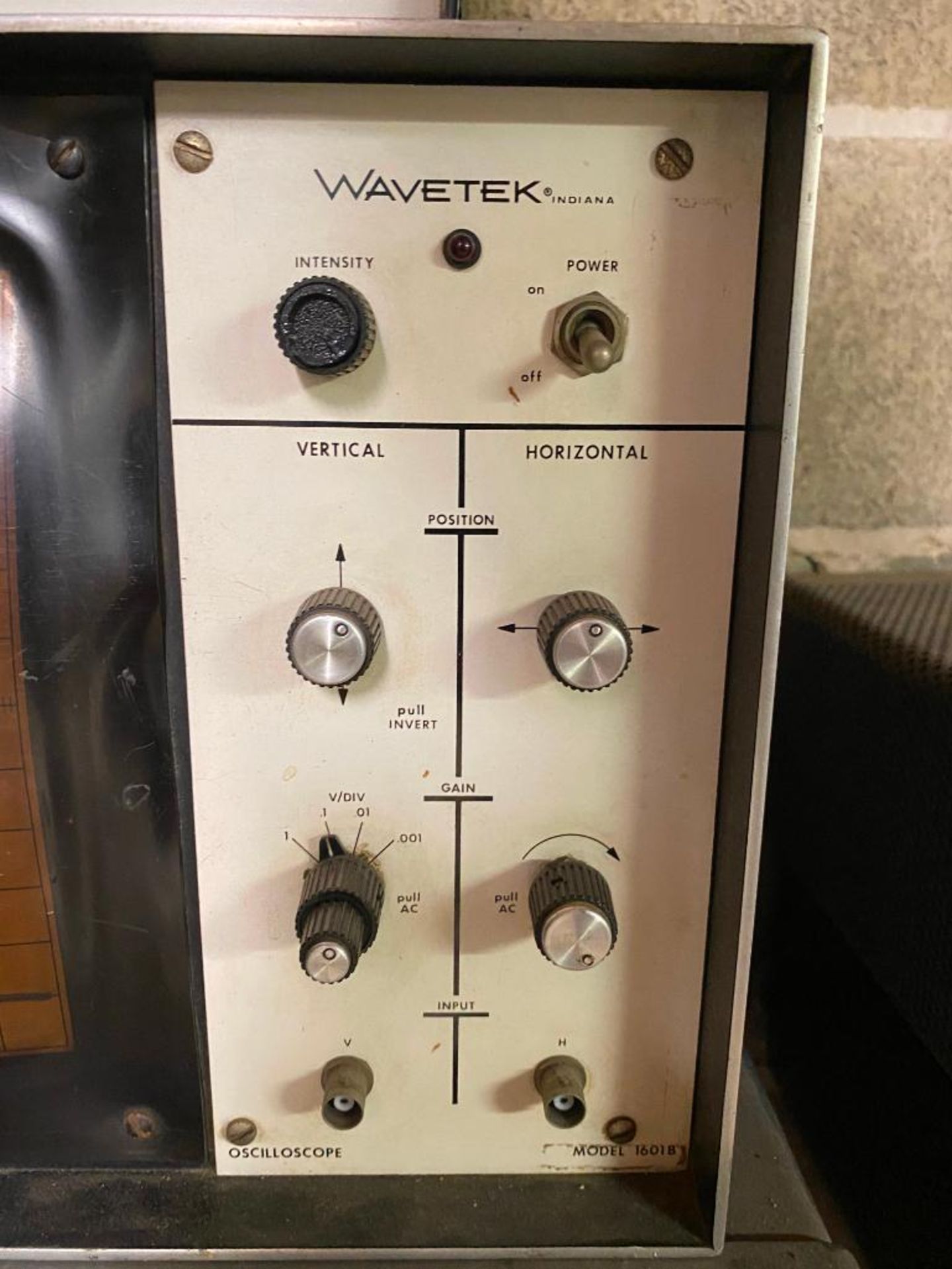 DESCRIPTION OSCILLOSCOPE MONITOR BRAND/MODEL WAVETEK 1601B LOCATION BASEMENT QUANTITY: X BID 1 - Image 2 of 3