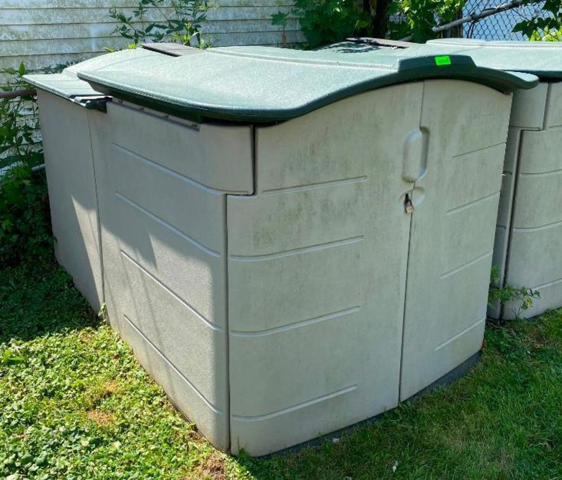 DESCRIPTION OUTDOOR STORAGE SHED BRAND/MODEL RUBBERMAID LOCATION BACKYARD QUANTITY: X BID 1