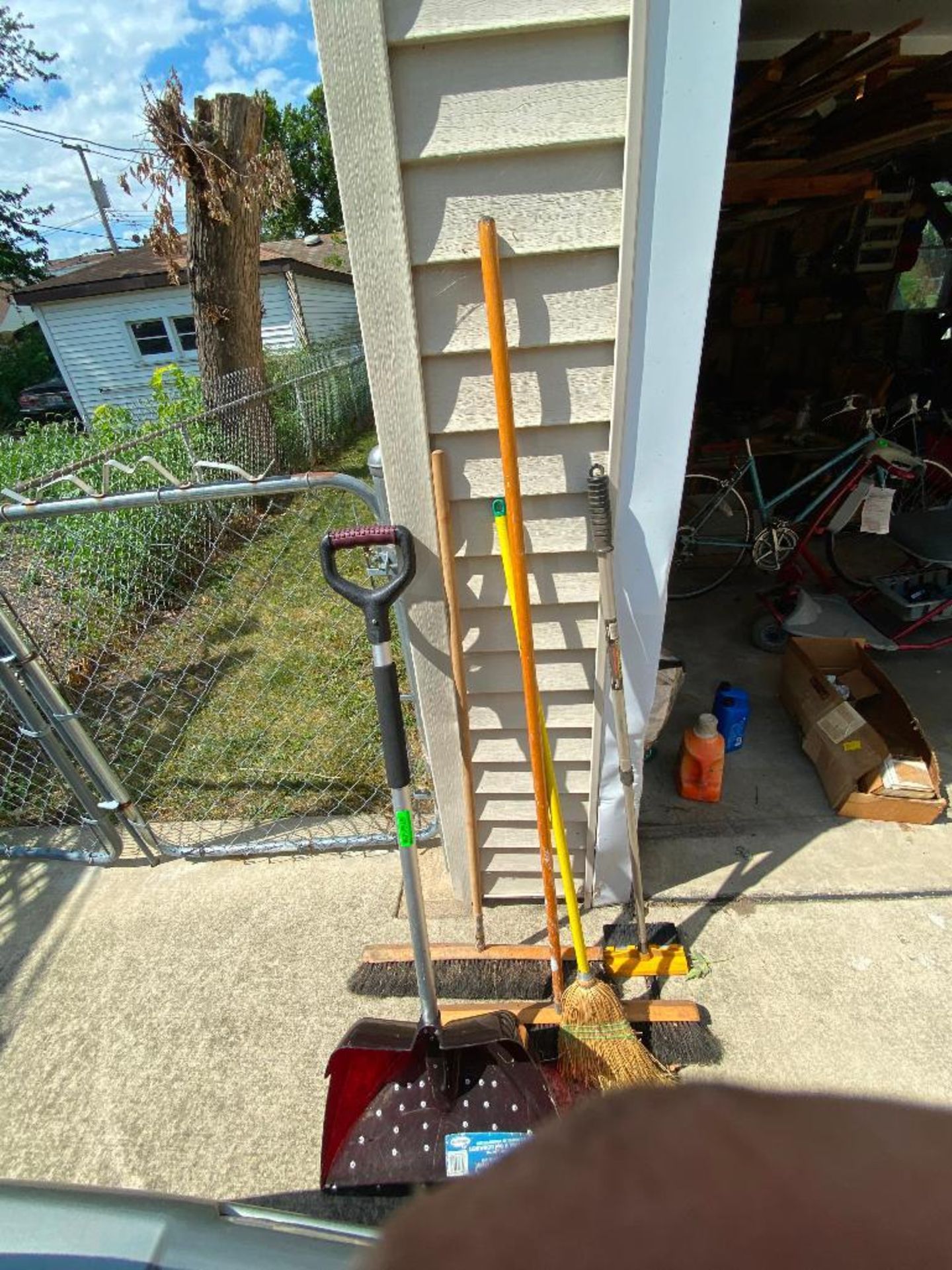 DESCRIPTION ASSORTED BROOMS AND SHOVEL AS SHOWN LOCATION GARAGE #1 THIS LOT IS ONE MONEY QUANTITY 1 - Image 2 of 3