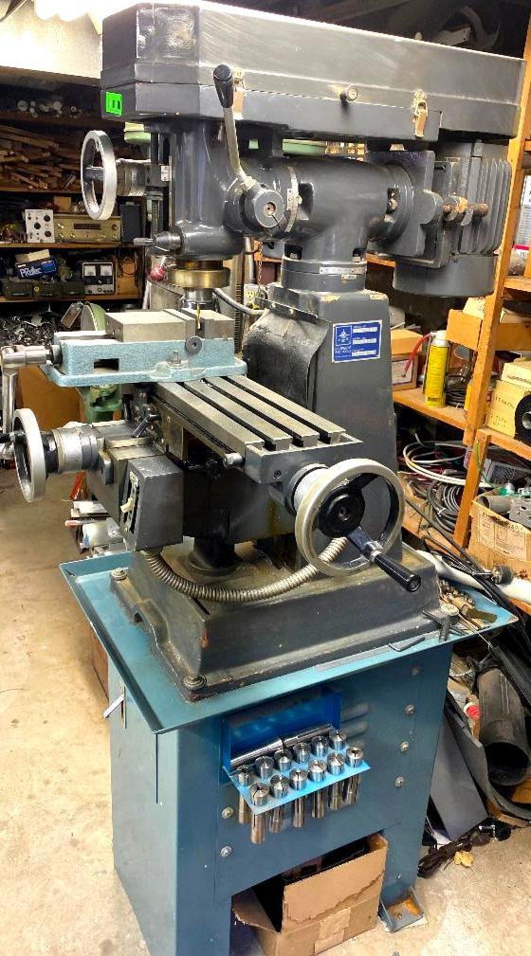 DESCRIPTION JET JVM-626 MILLING MACHINE W/ STAND AND ACCESSORIES AS SHOWN BRAND/MODEL JET JVM-626 LO - Image 4 of 10