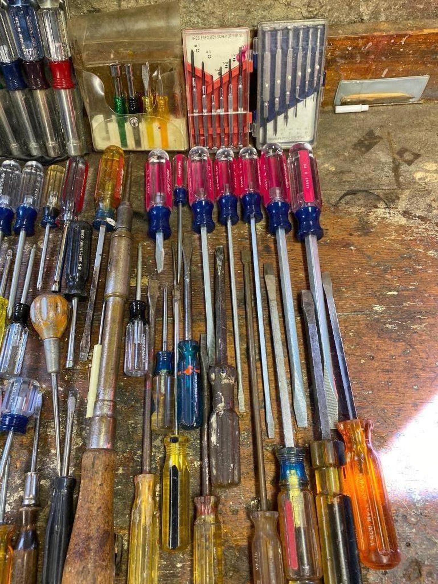 DESCRIPTION LARGE ASSORTMENT OF SCREWDRIVERS LOCATION BASEMENT THIS LOT IS ONE MONEY QUANTITY 1 - Image 3 of 5