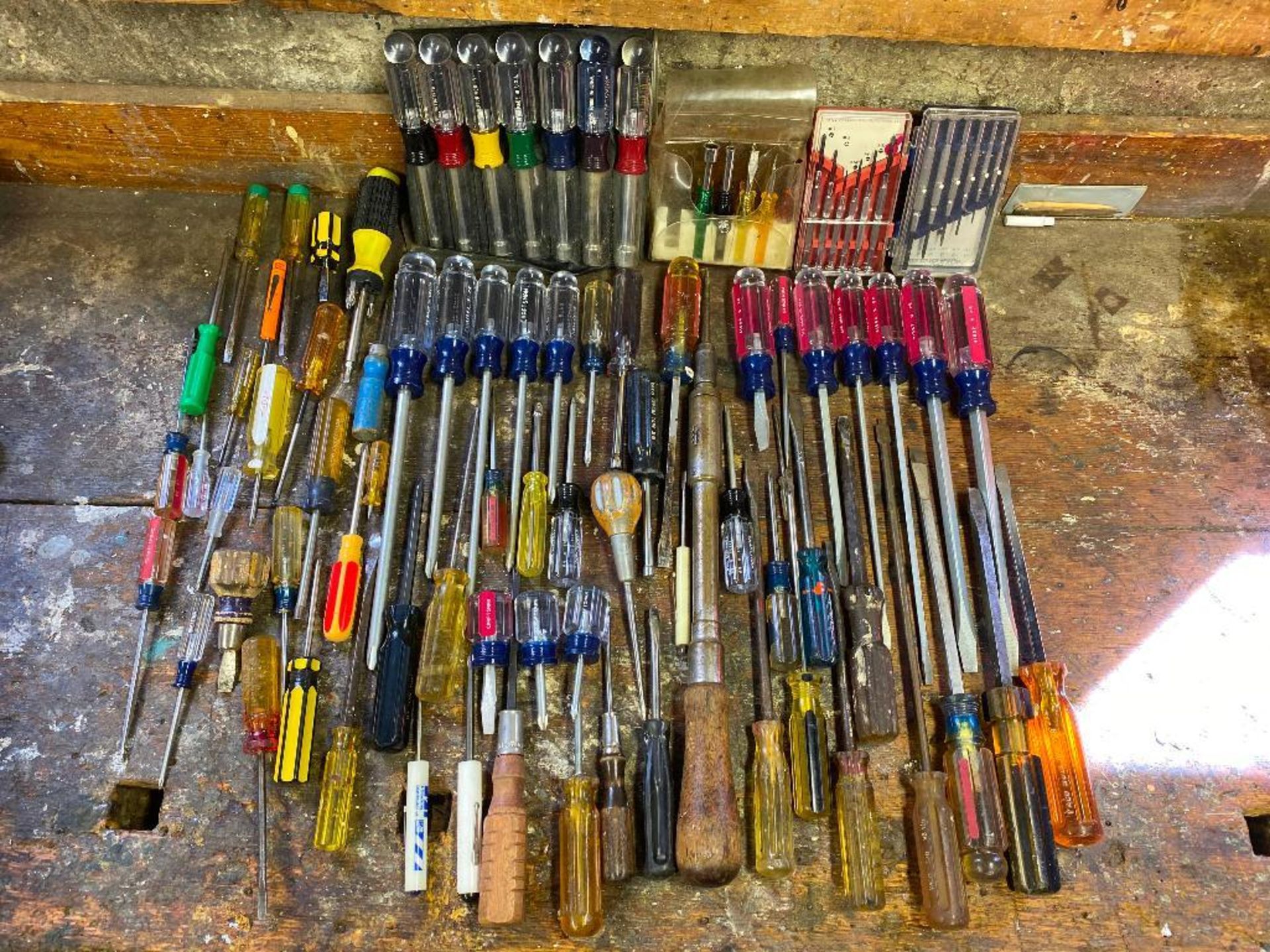 DESCRIPTION LARGE ASSORTMENT OF SCREWDRIVERS LOCATION BASEMENT THIS LOT IS ONE MONEY QUANTITY 1 - Image 2 of 5