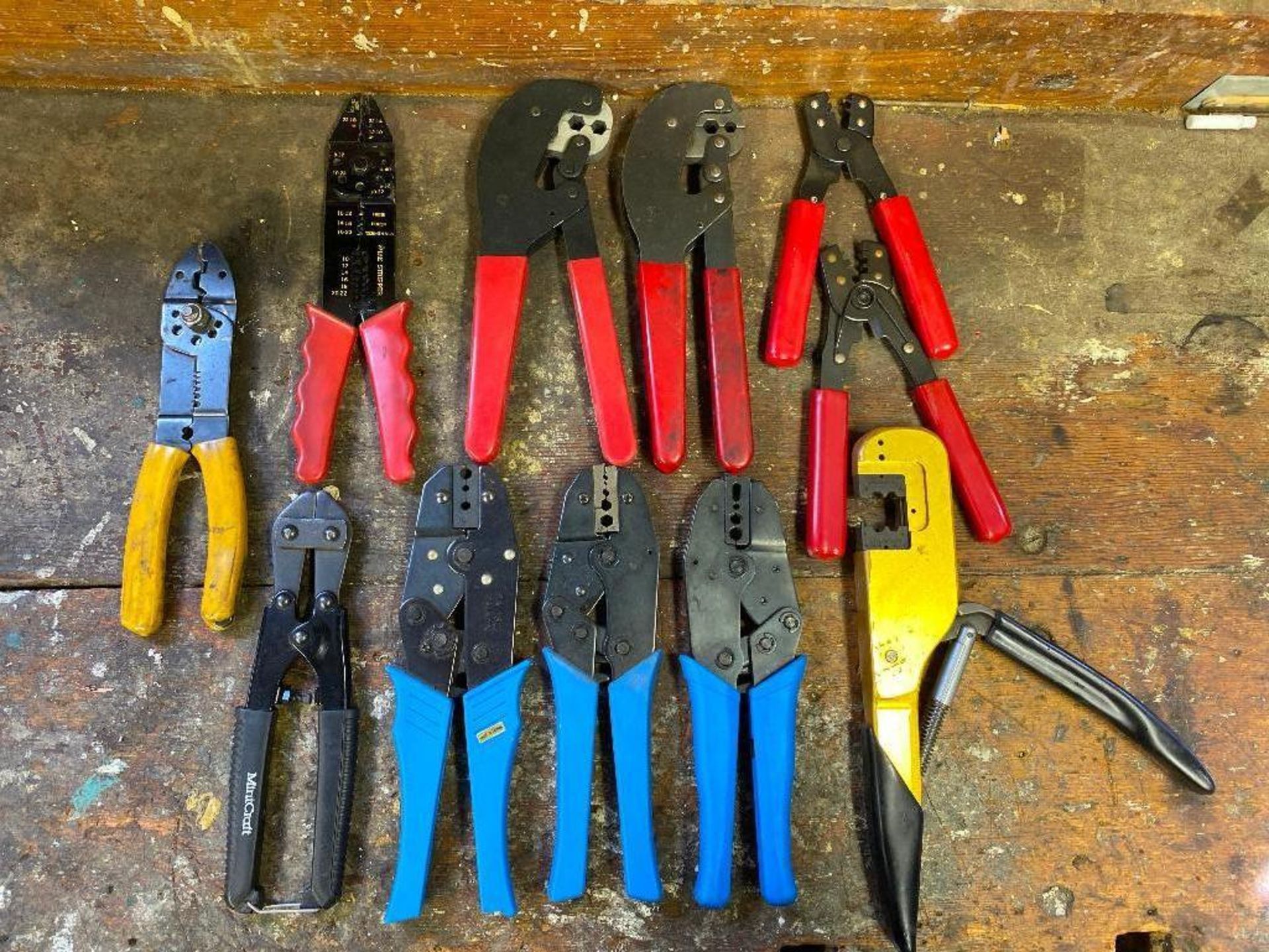 DESCRIPTION ASSORTED CRIMP HAND TOOLS AS SHOWN LOCATION BASEMENT THIS LOT IS ONE MONEY QUANTITY 1 - Image 2 of 5