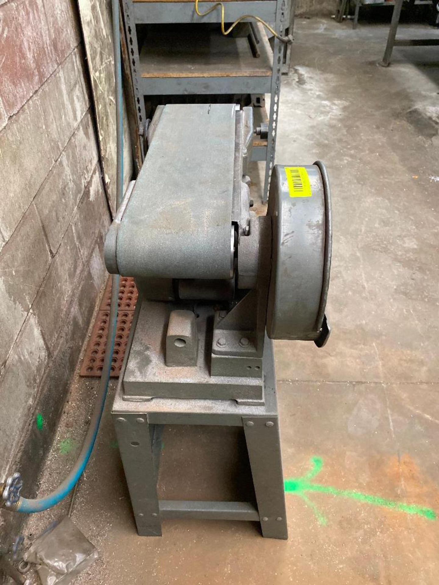 DESCRIPTION 6" X 9" BELT/ DISC SANDER BRAND/MODEL RUTLAND ADDITIONAL INFORMATION 1/2HP, 60 CYCLE, 11 - Image 3 of 5