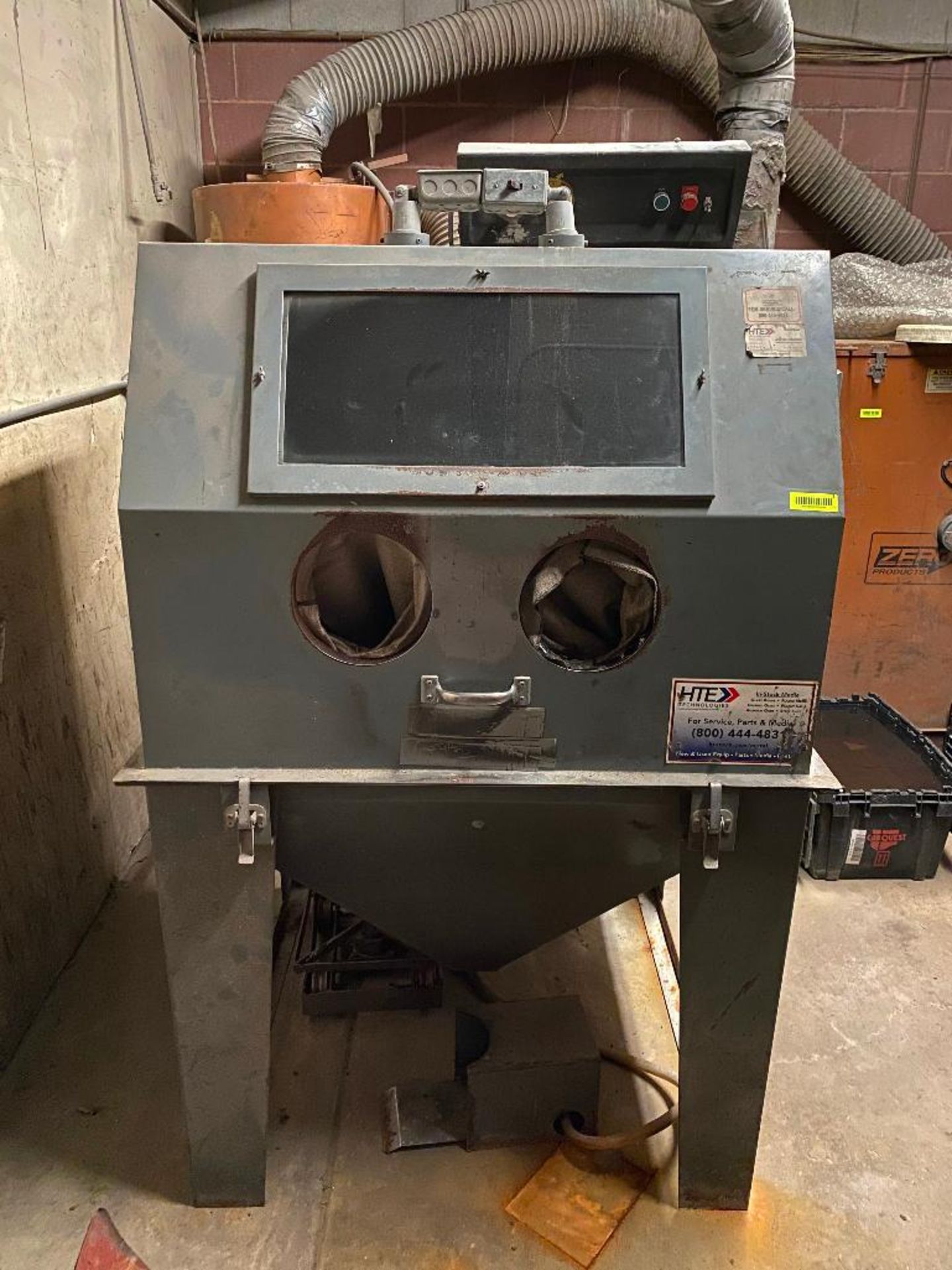 DESCRIPTION INDUSTRIAL SANDBLASTING CABINET W/ DUST COLLECTOR AND RECLAIMER BRAND/MODEL ZERO PRODUCT - Image 2 of 22
