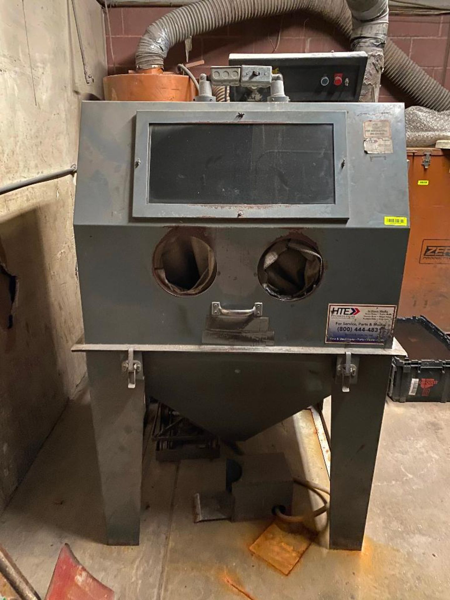 DESCRIPTION INDUSTRIAL SANDBLASTING CABINET W/ DUST COLLECTOR AND RECLAIMER BRAND/MODEL ZERO PRODUCT - Image 3 of 22