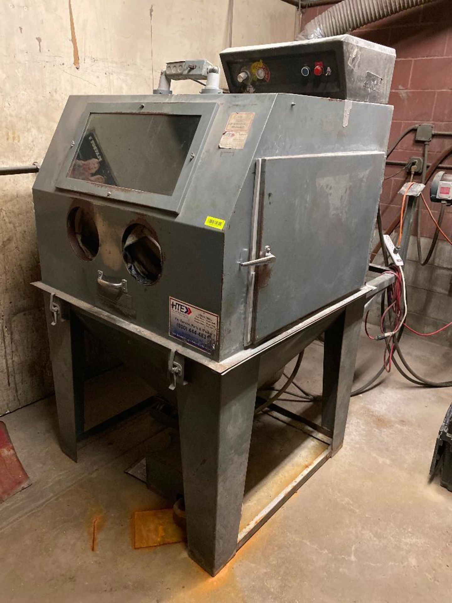 DESCRIPTION INDUSTRIAL SANDBLASTING CABINET W/ DUST COLLECTOR AND RECLAIMER BRAND/MODEL ZERO PRODUCT - Image 4 of 22