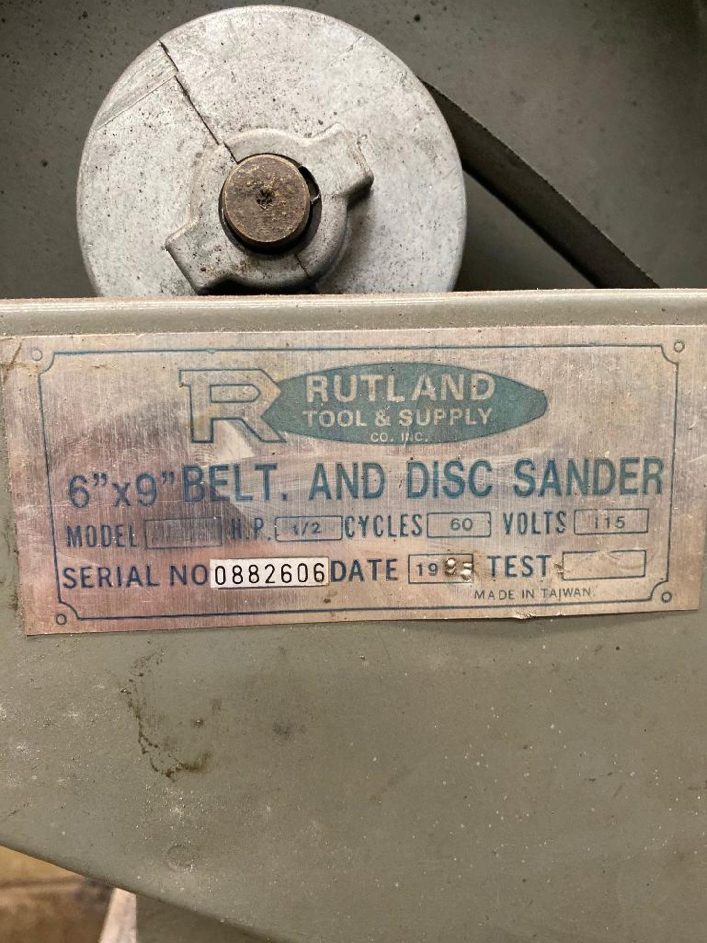 DESCRIPTION 6" X 9" BELT/ DISC SANDER BRAND/MODEL RUTLAND ADDITIONAL INFORMATION 1/2HP, 60 CYCLE, 11 - Image 5 of 5