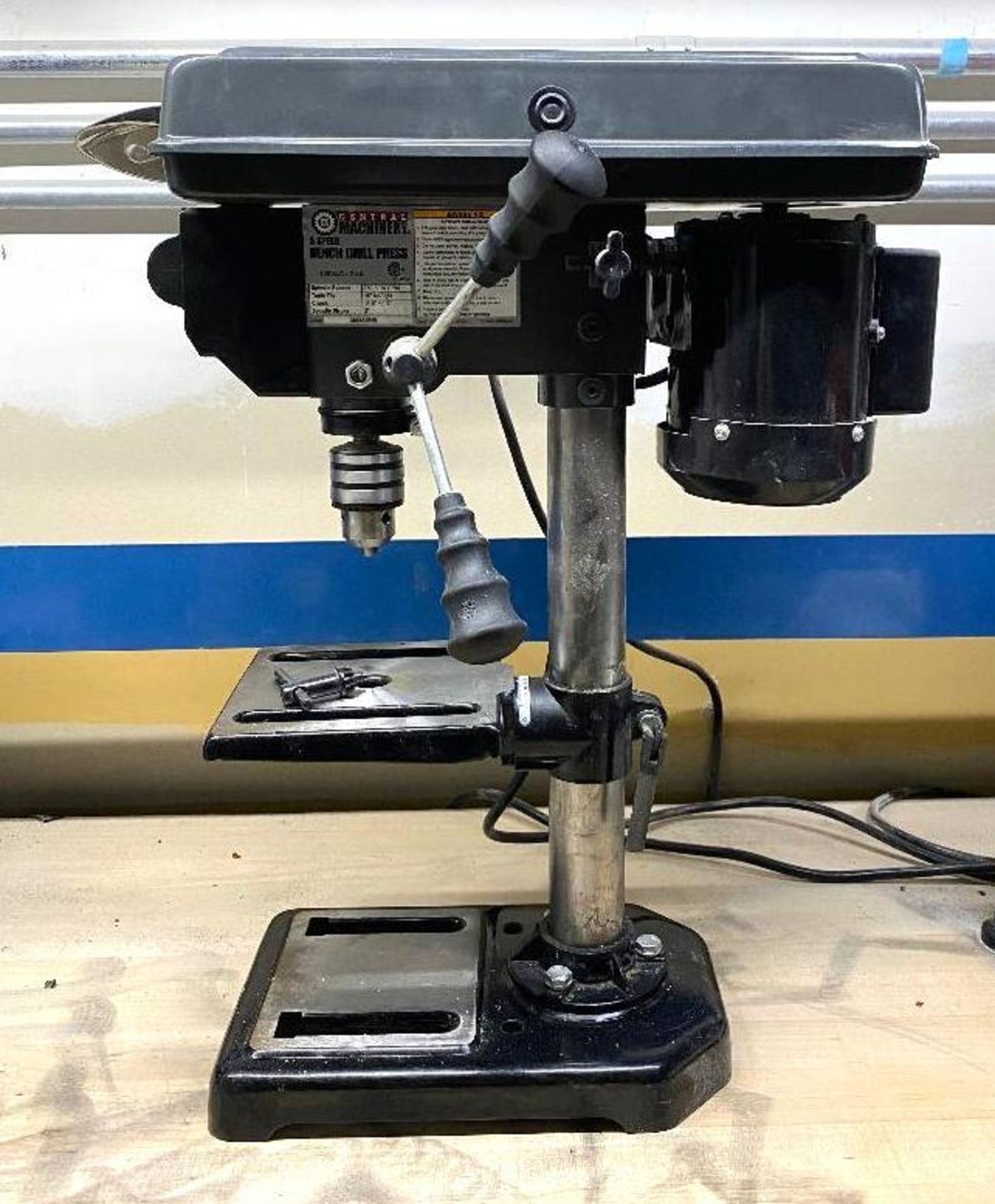 DESCRIPTION 8" 5-SPEED BENCH DRILL PRESS BRAND/MODEL CENTRAL MACHINERY ADDITIONAL INFORMATION 120VAC - Image 2 of 9