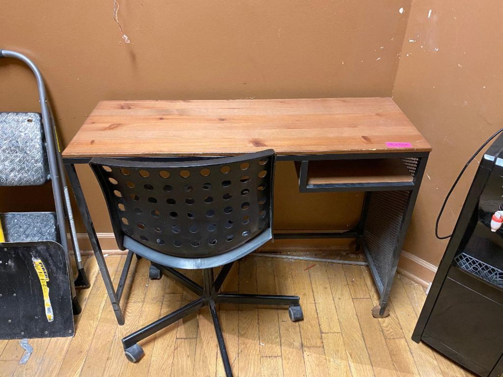 DESCRIPTION 40" X 14" WOODEN OFFICE DESK W/ CHAIR LOCATION UPSTAIRS: STORAGE CLOSET QUANTITY 1 - Image 2 of 5