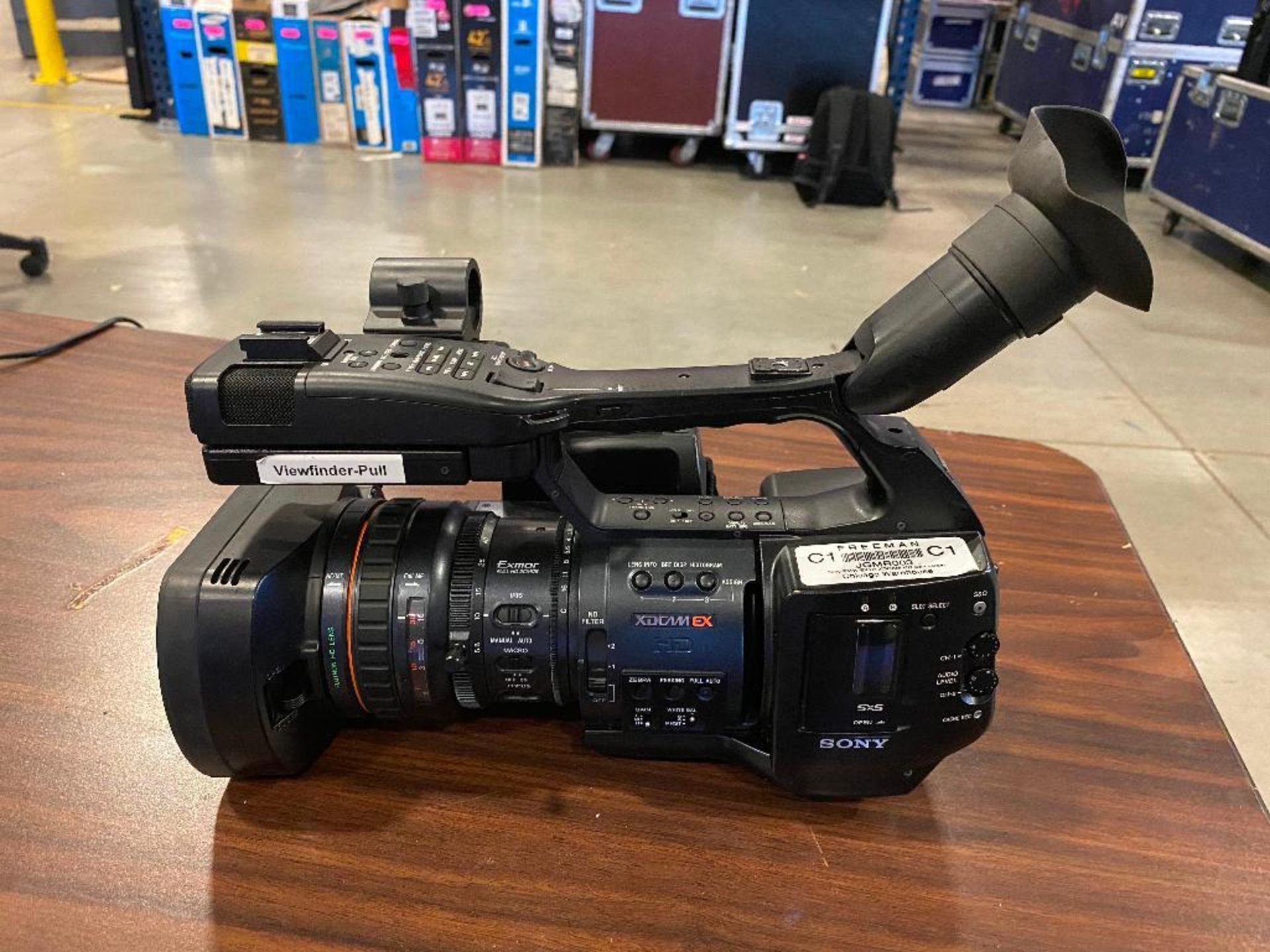 DESCRIPTION SONY PMW-EX1R EX FULL HD CAMCORDER W/ ACCESSORIES AND CARRYING KIT (SEE PHOTOS) LOCATION - Image 4 of 8